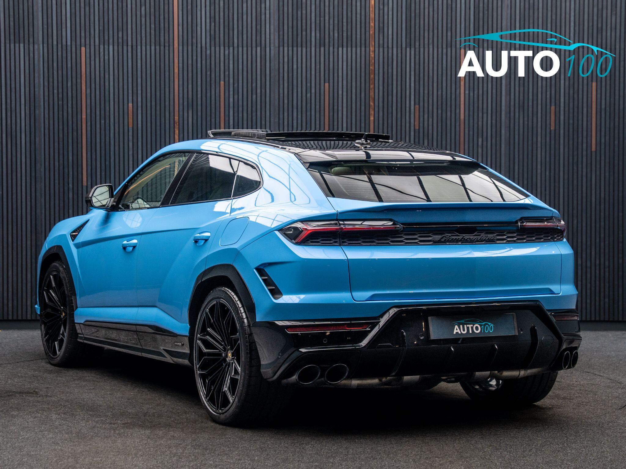 Lamborghini Urus view 3