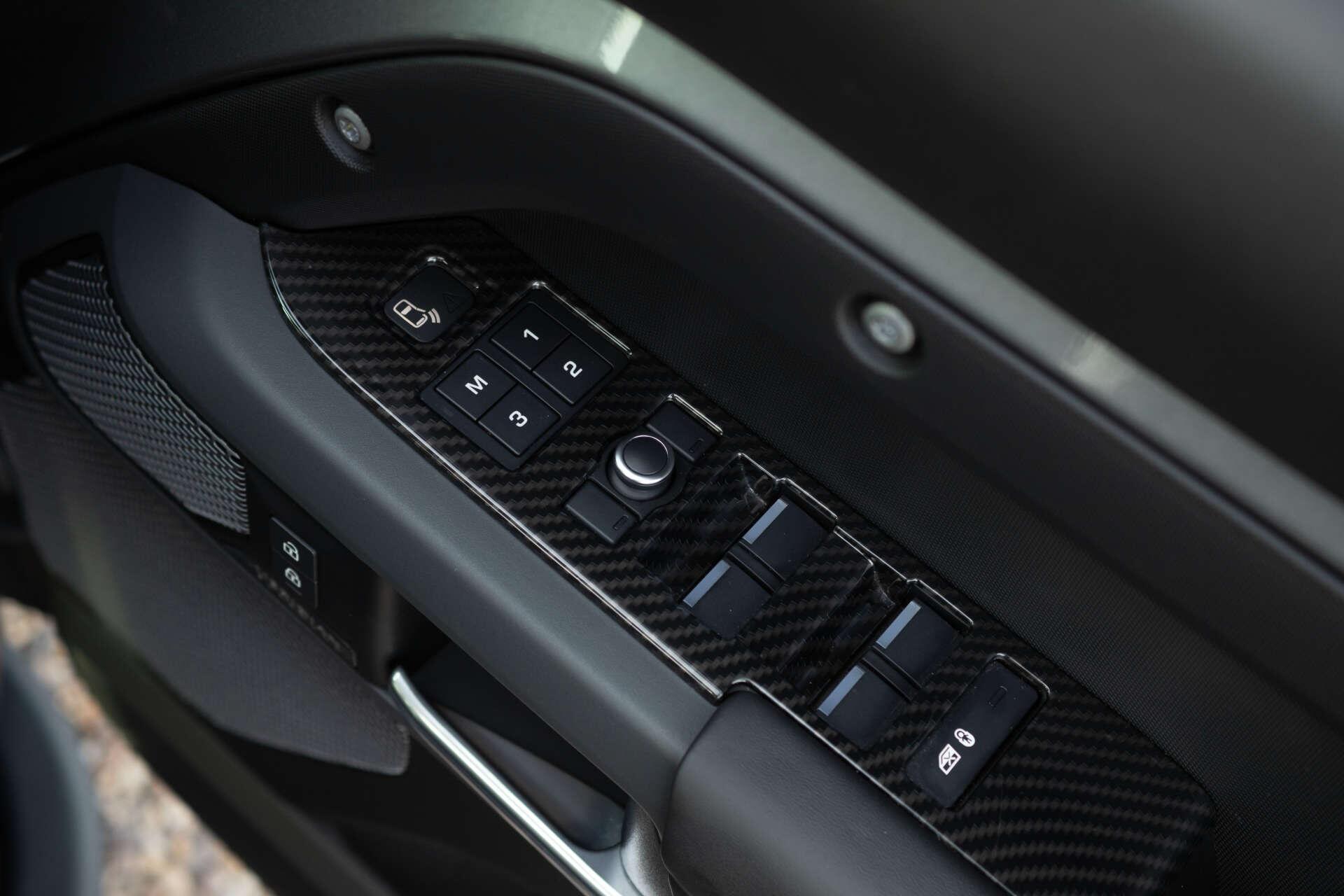 Land Rover Defender view 32