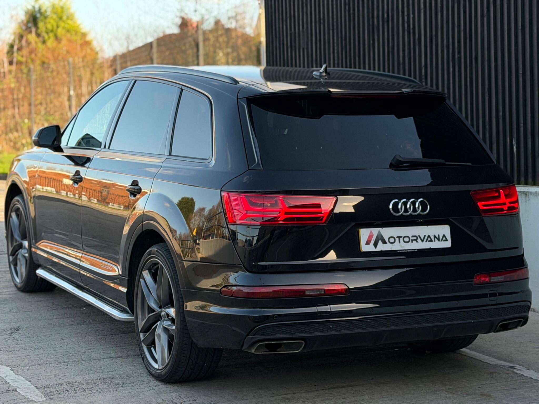 Audi Q7 view 4