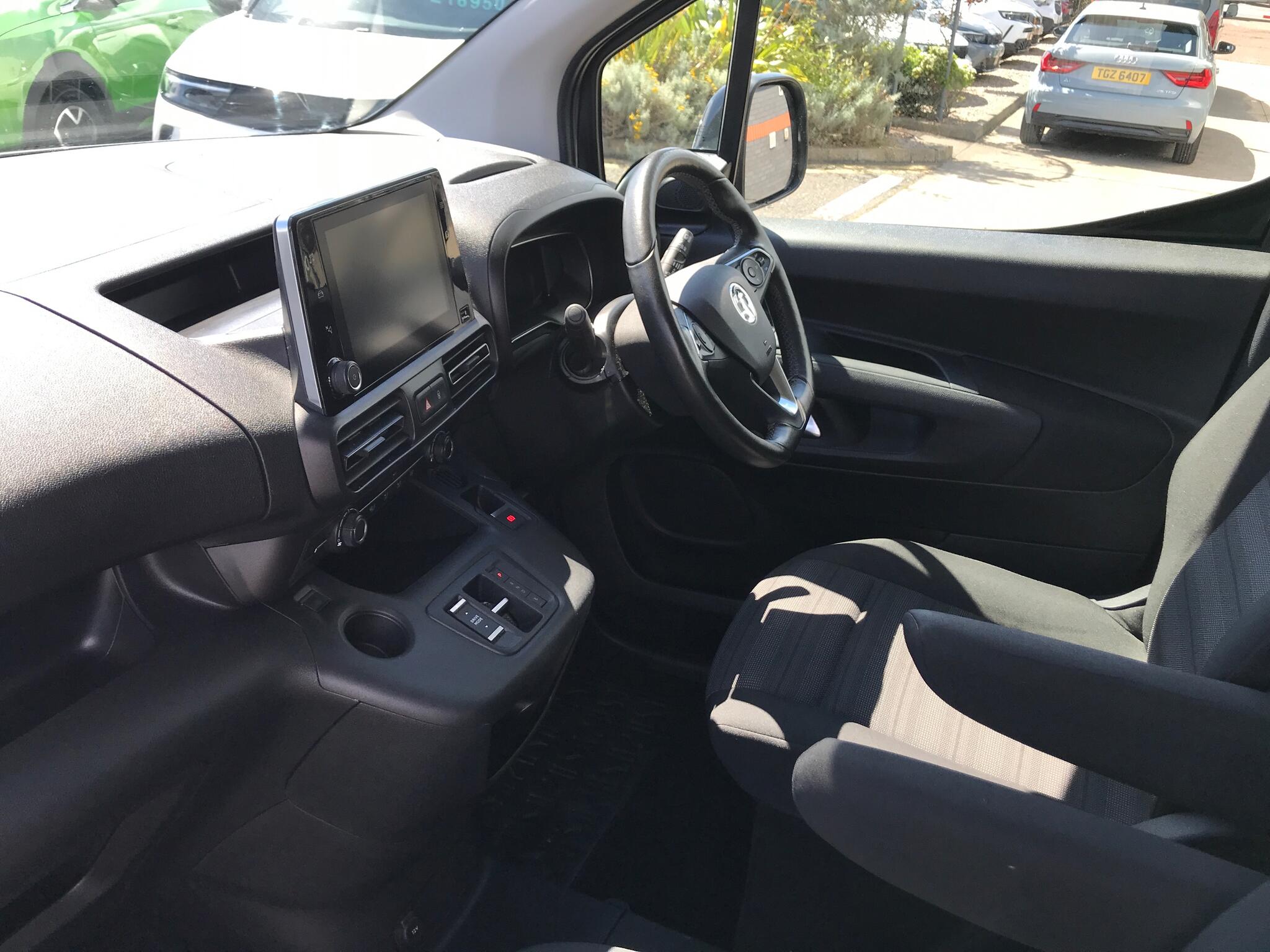 Vauxhall Combo Life Electric view 13