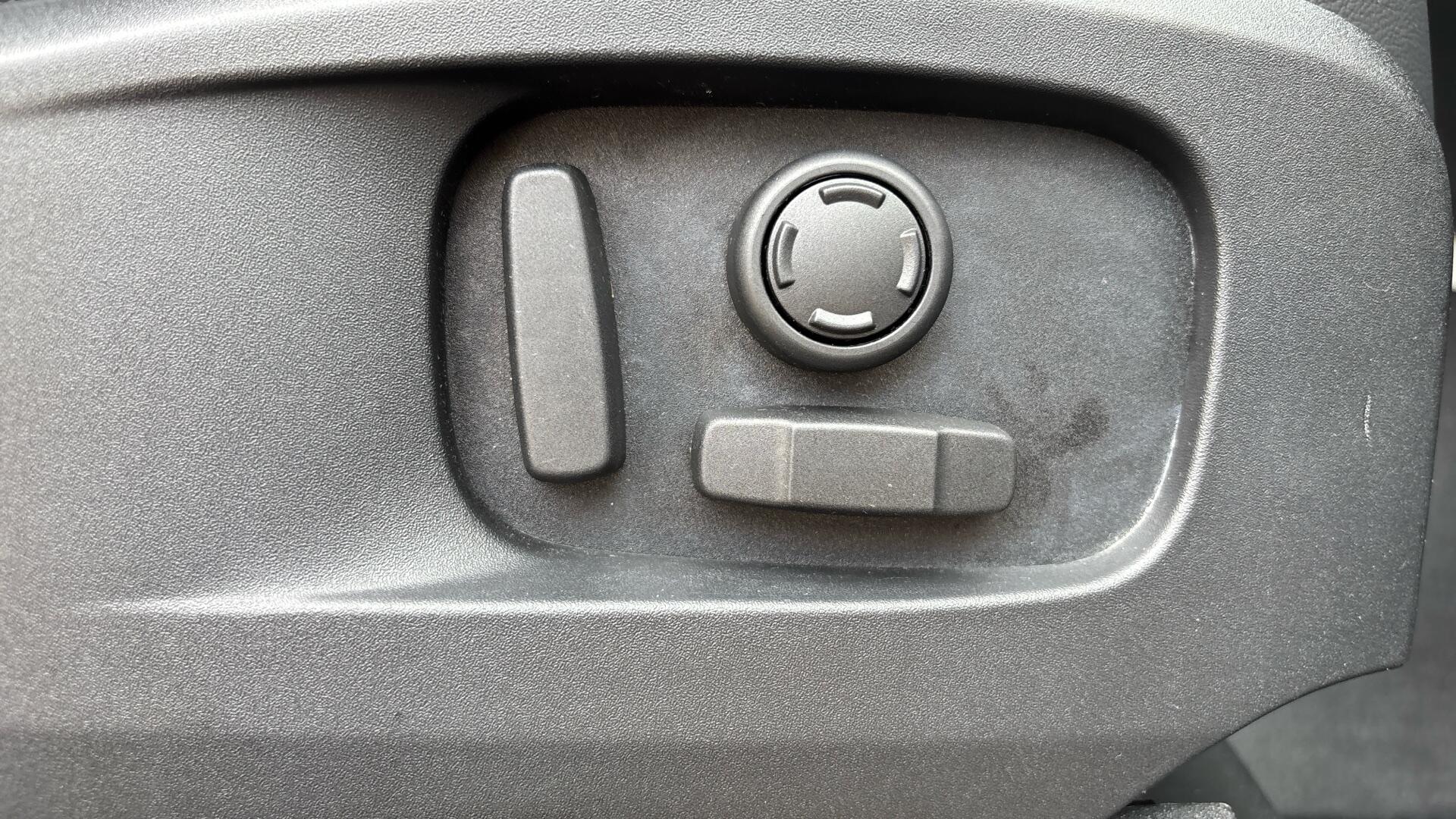 Land Rover Defender view 32