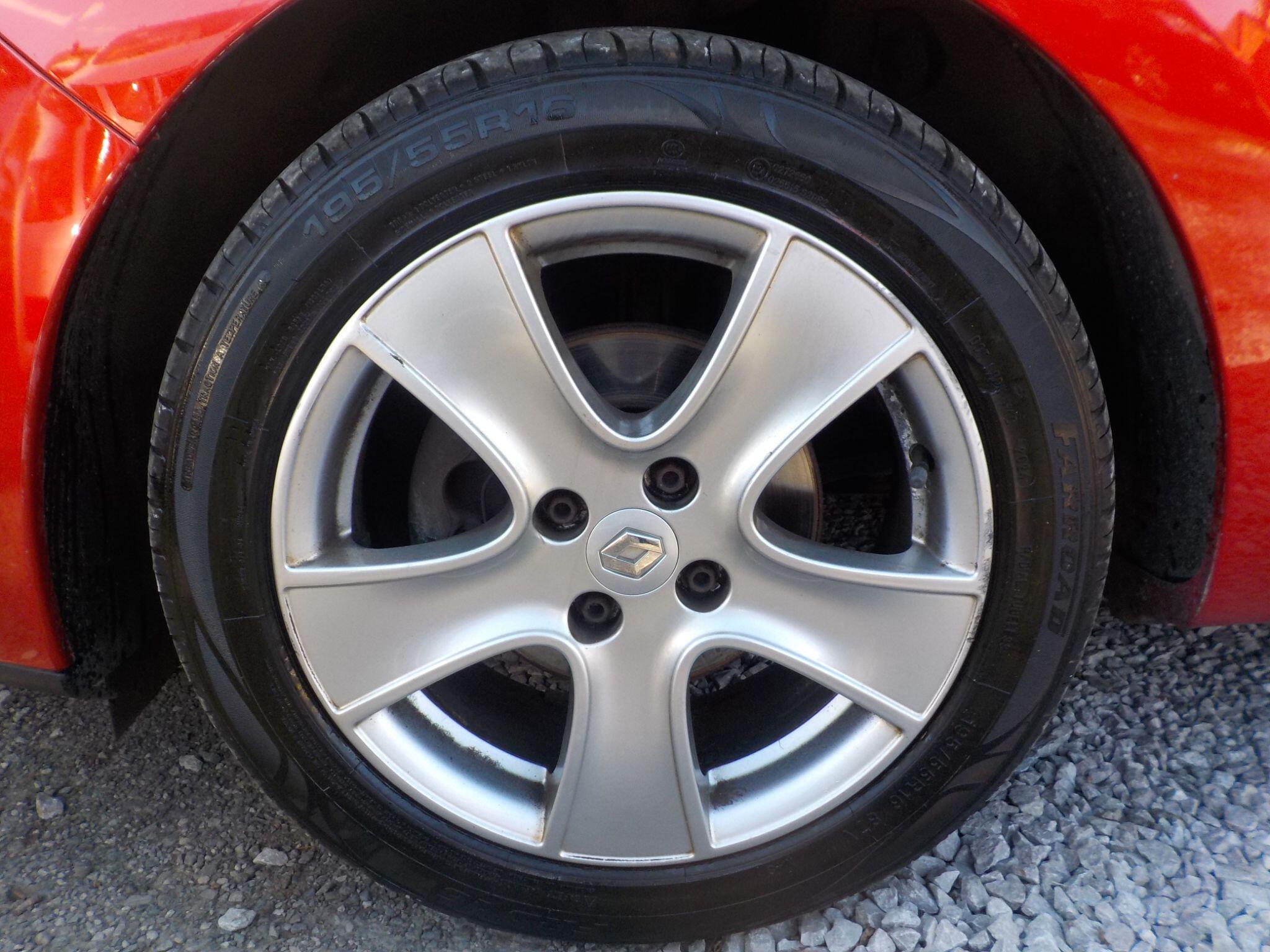 Renault Clio 0.9 TCe Play Euro 6 (s/s) 5dr