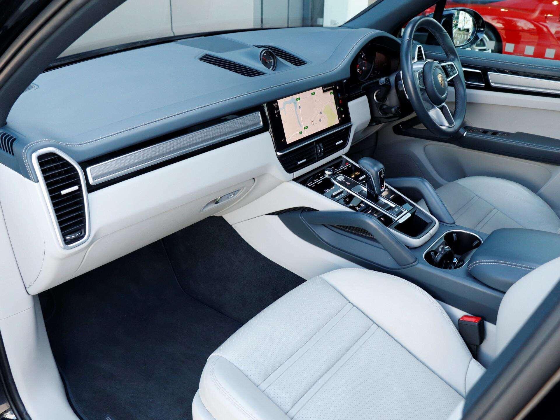 Porsche Cayenne view 9