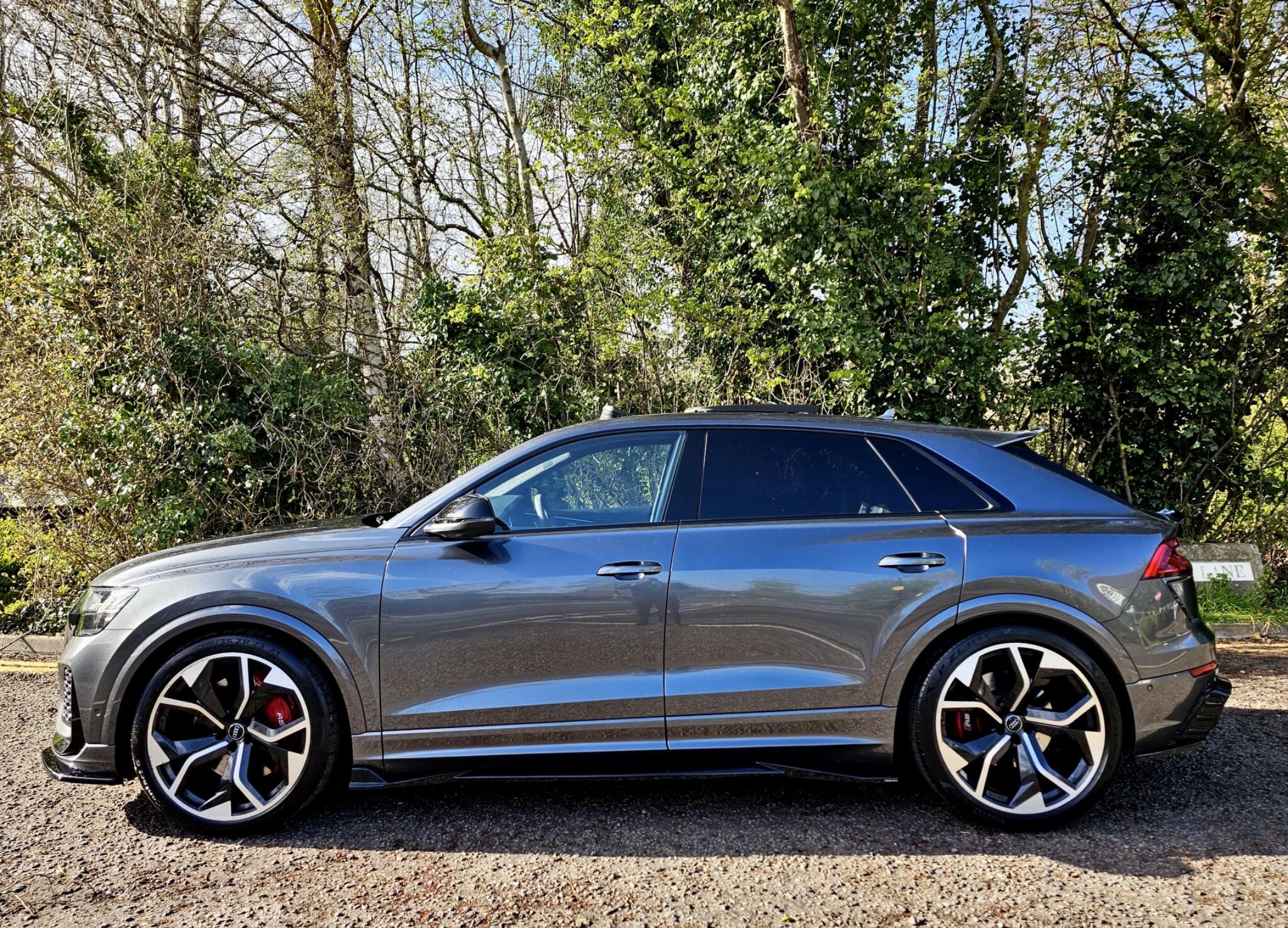 Audi RS Q8 view 24