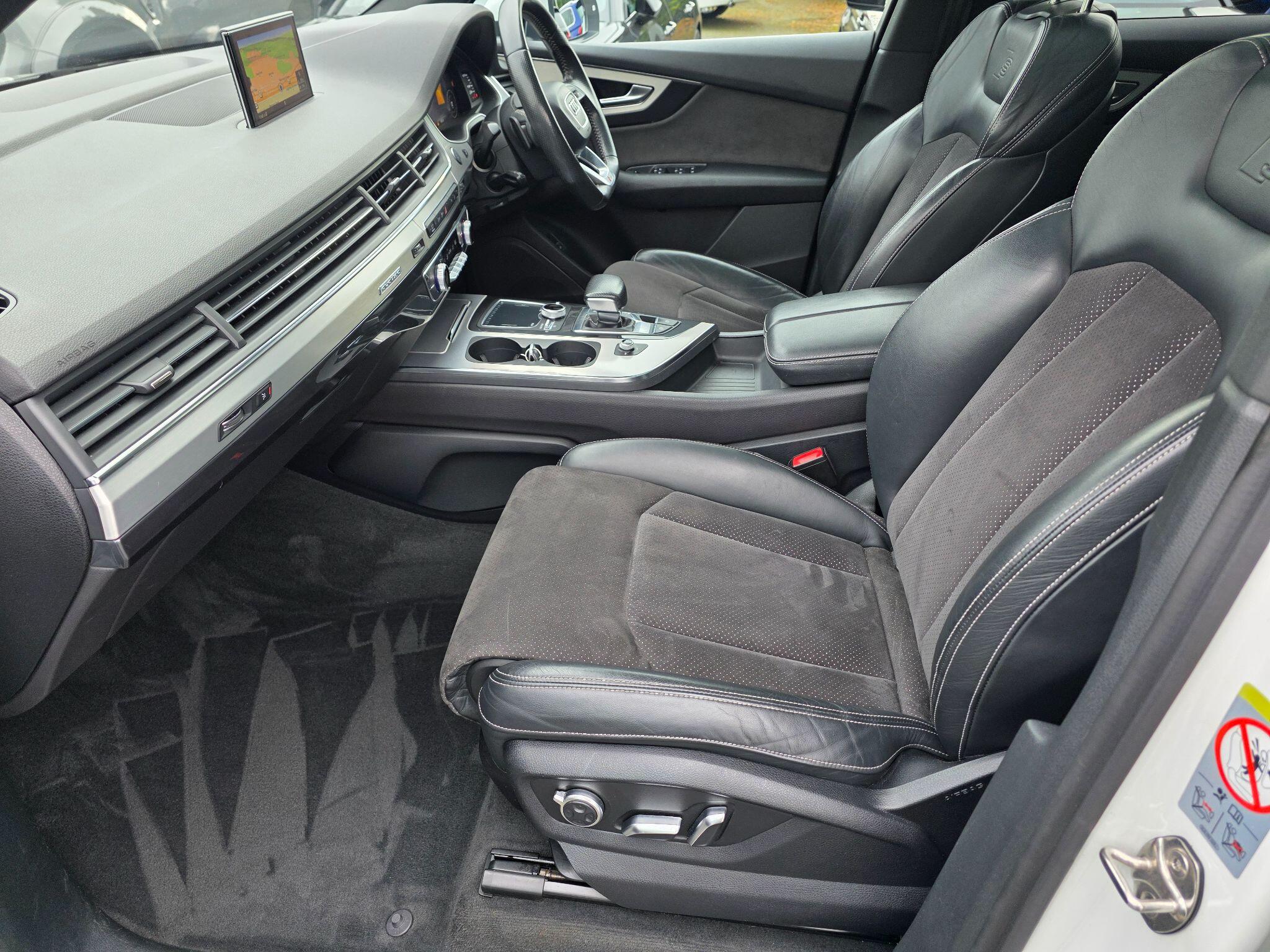 Audi Q7 view 16