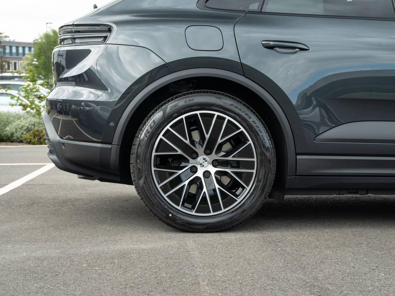 Porsche Macan view 13