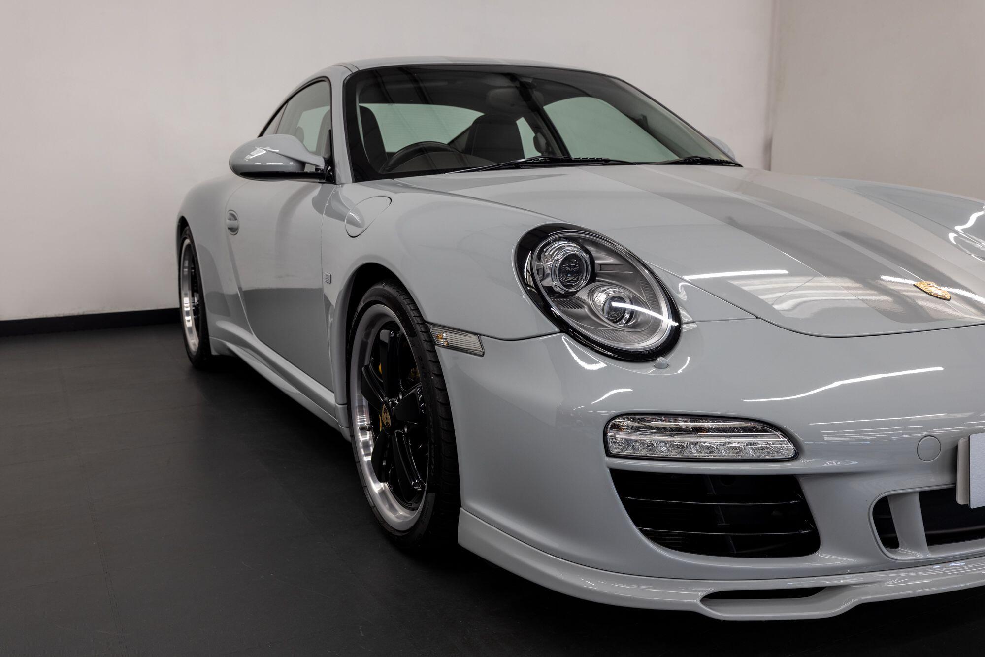 Porsche 911 view 17