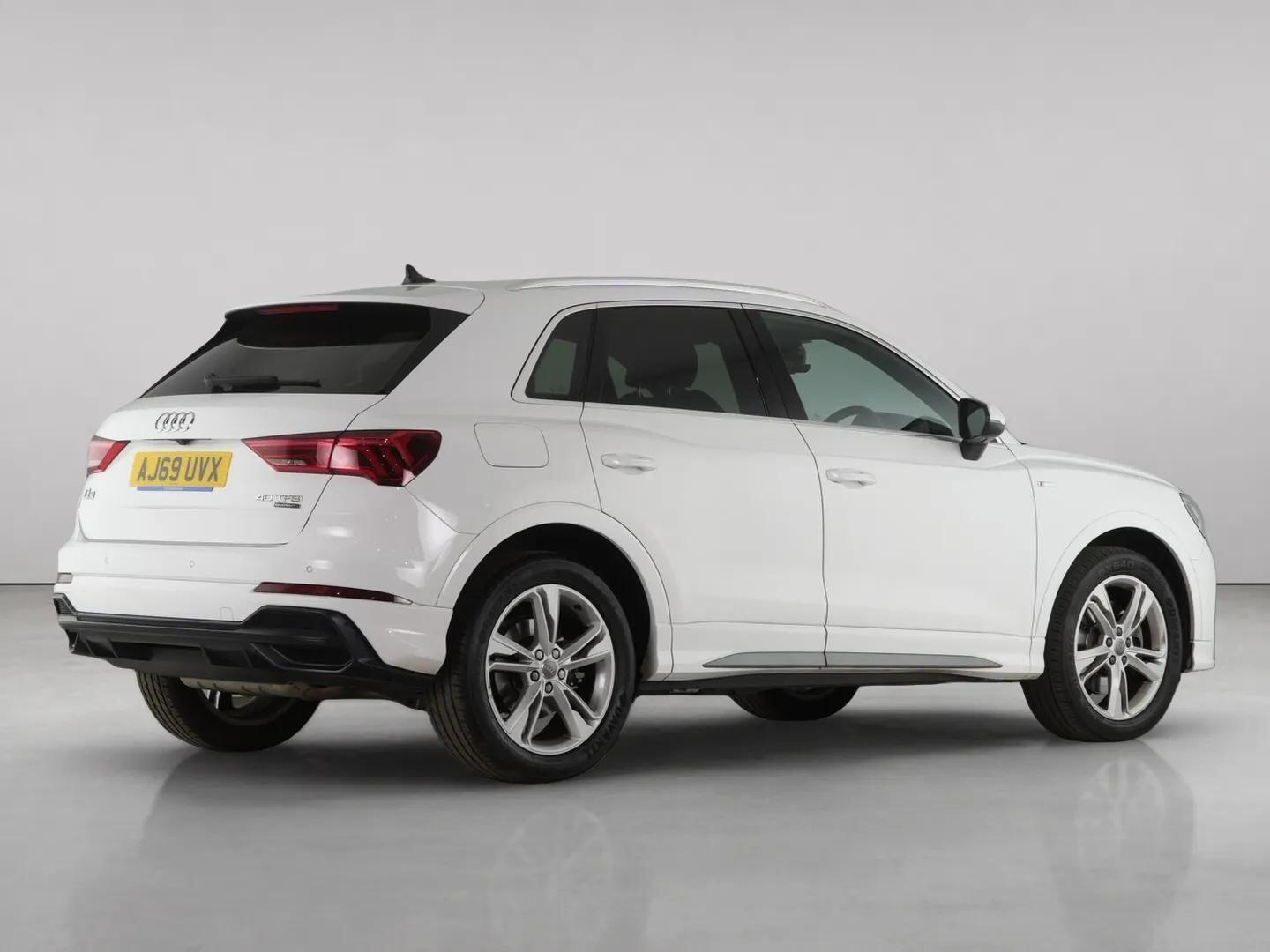Audi Q3 view 11