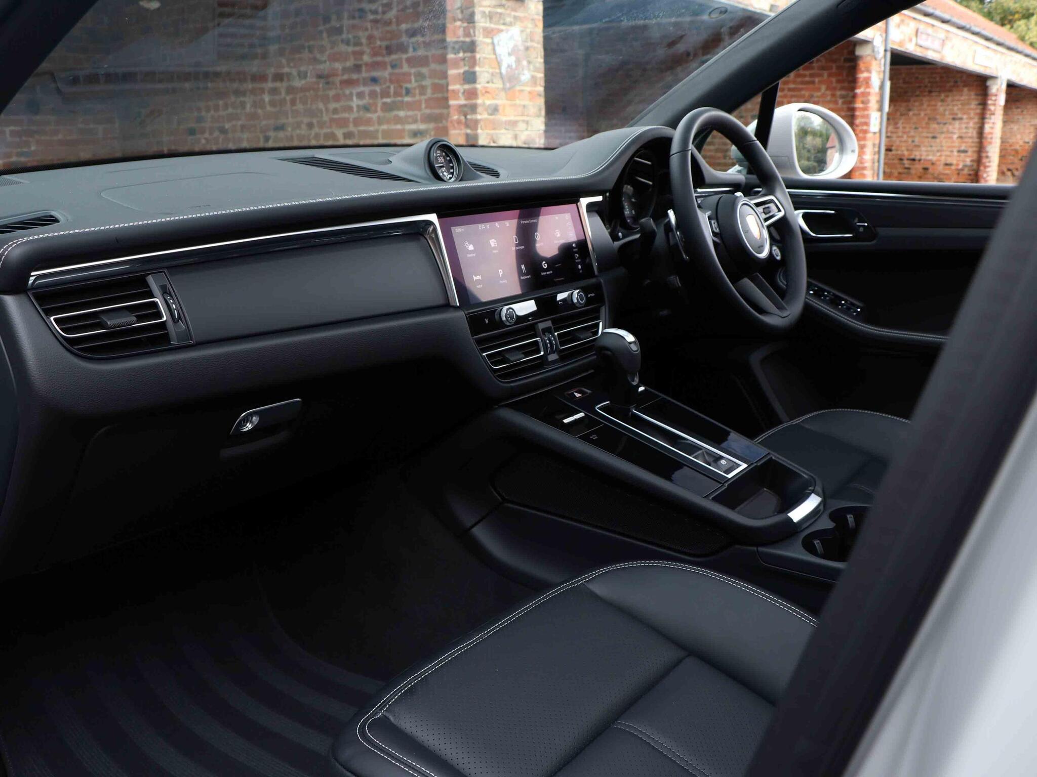 Porsche Macan view 3