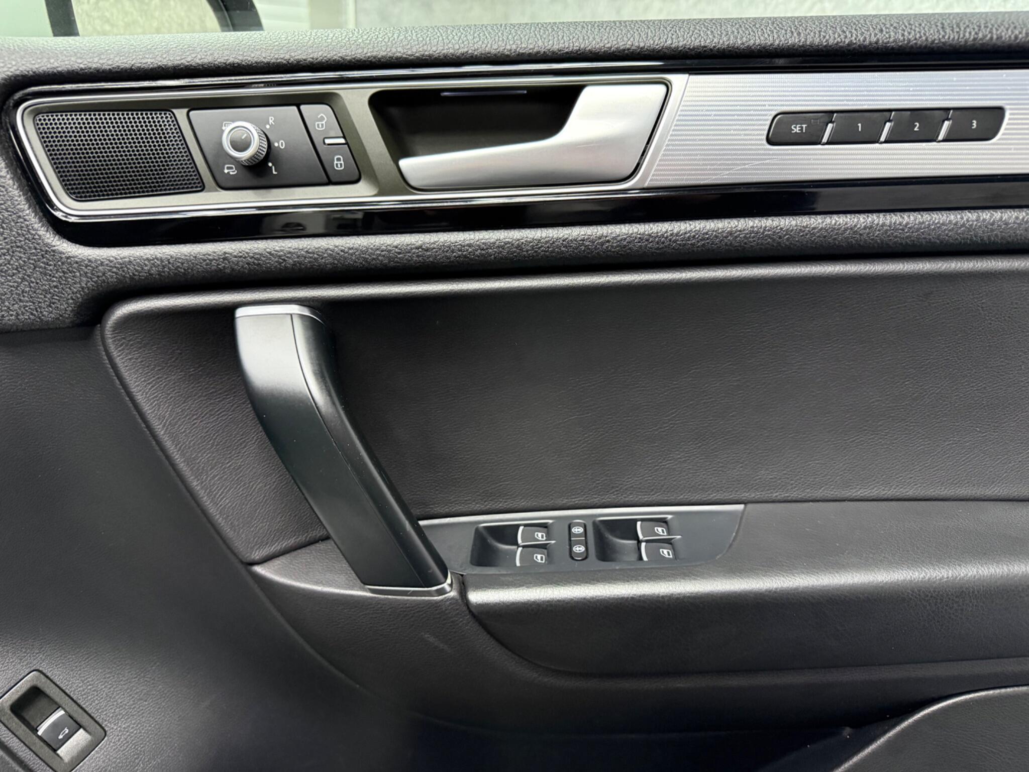 Volkswagen Touareg view 20