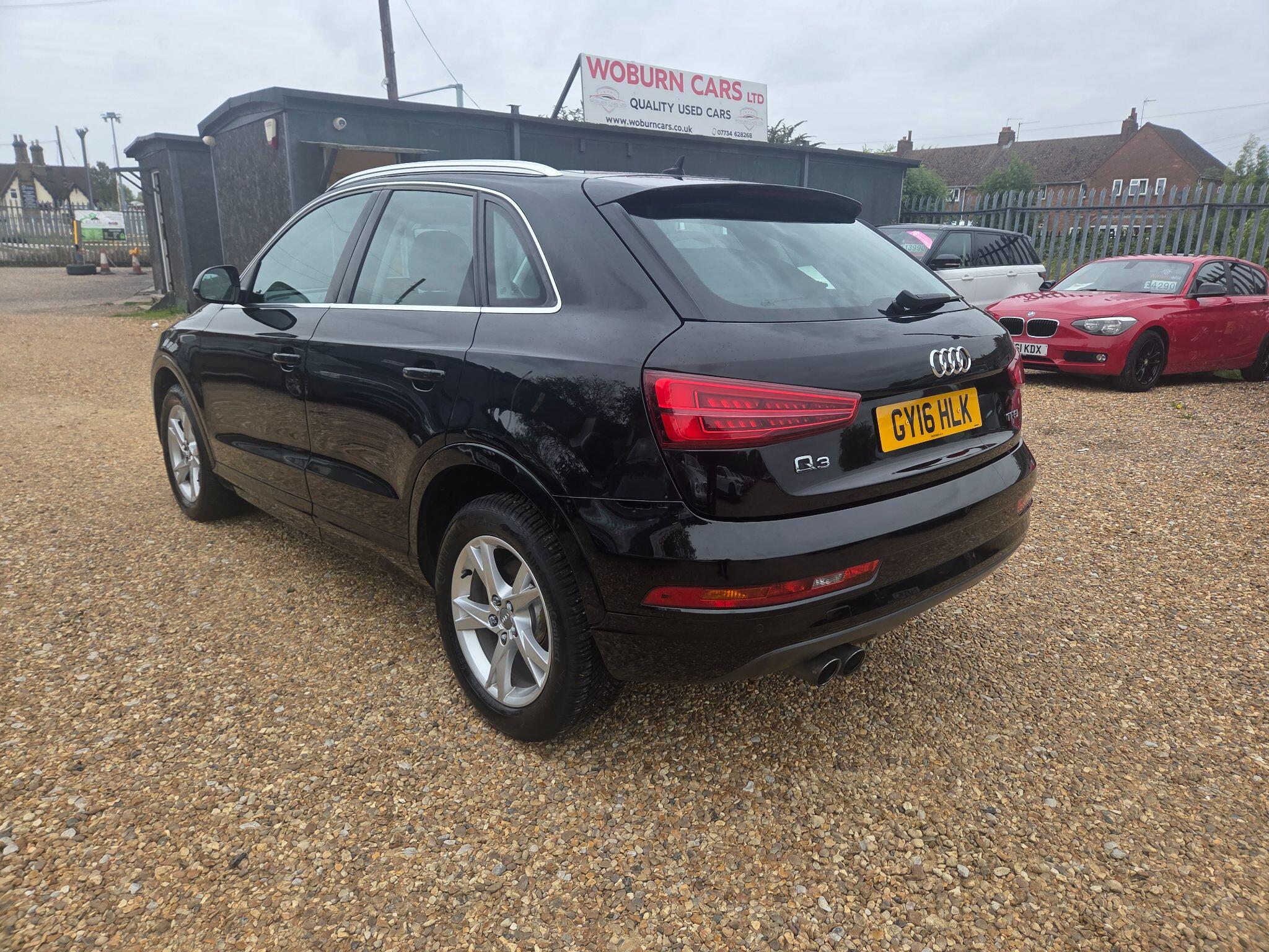 Audi Q3 view 16