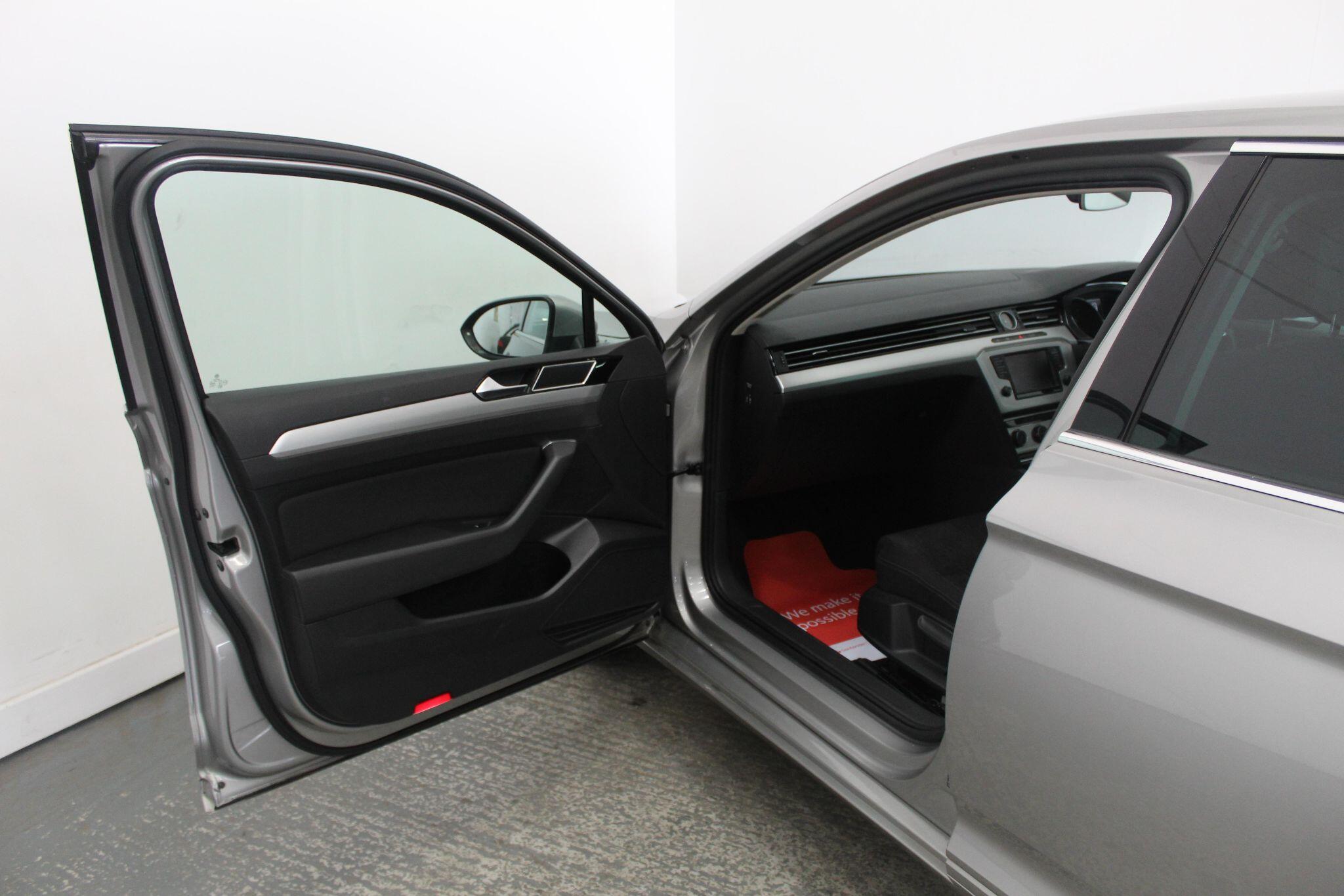 Volkswagen Passat view 27