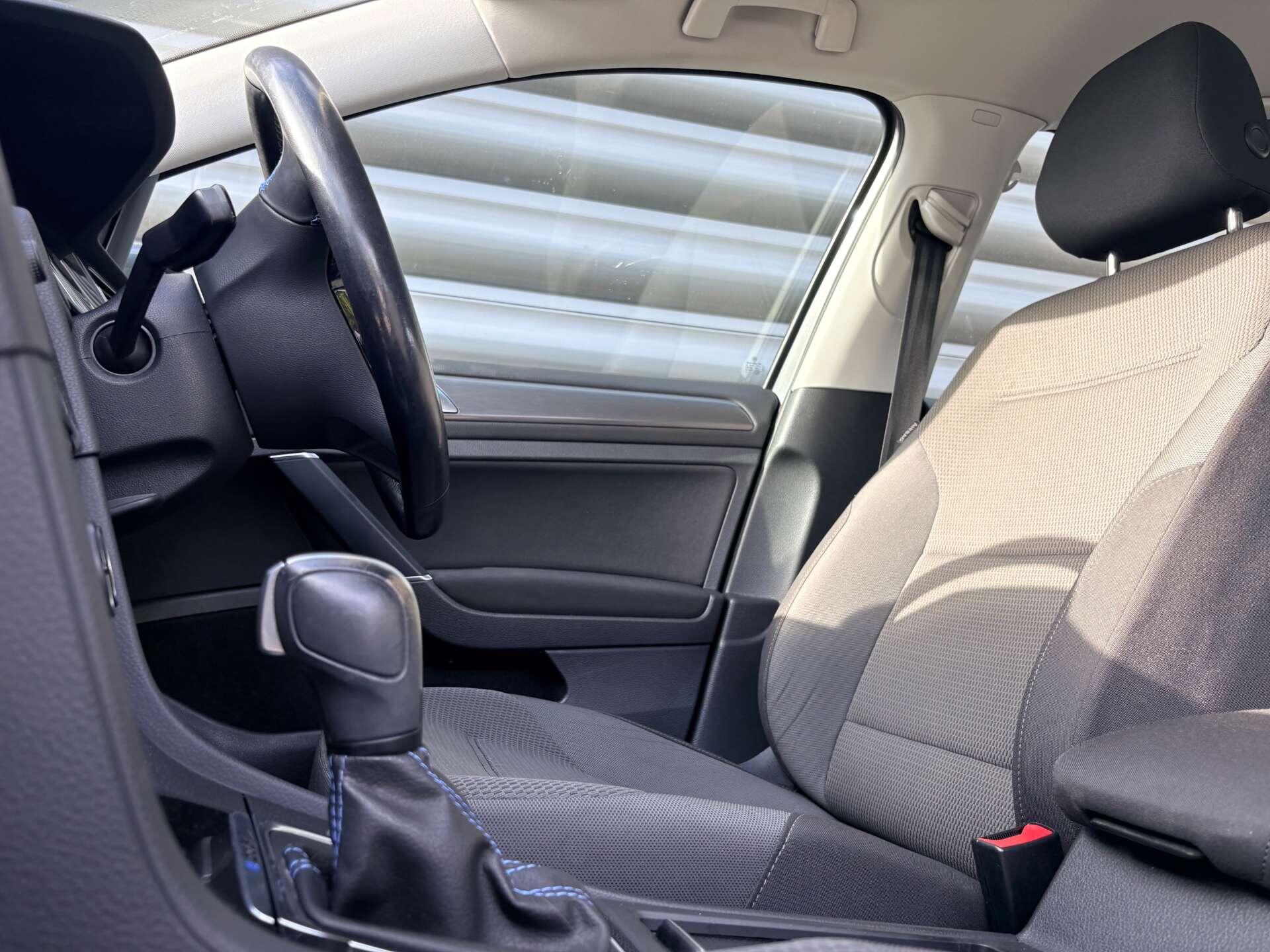 Volkswagen e-Golf view 11