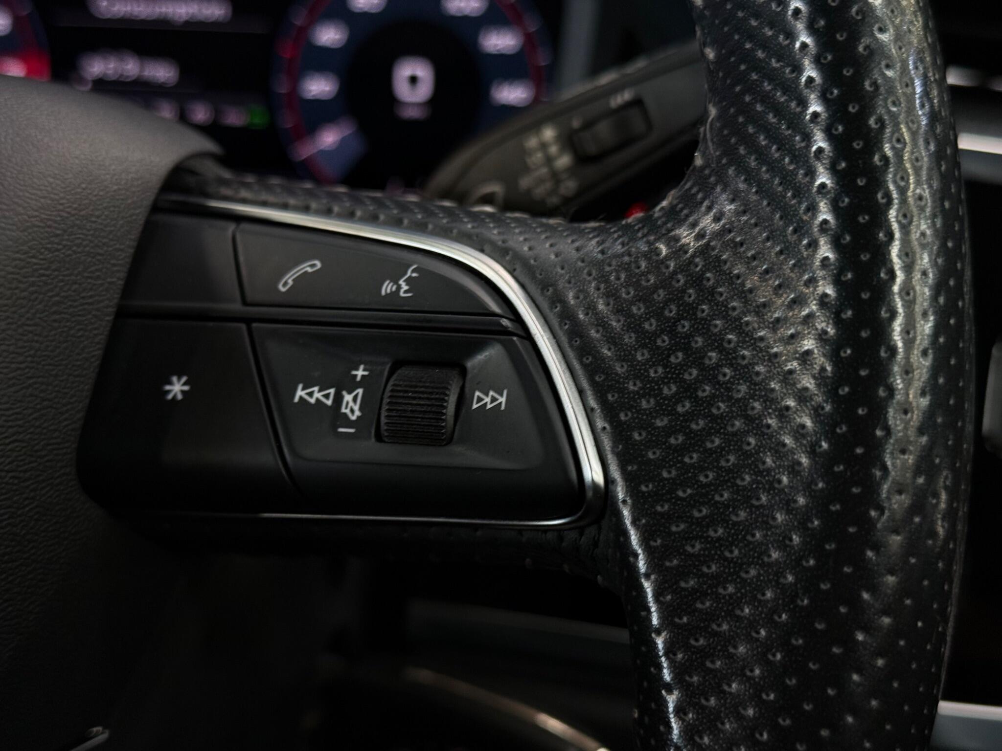 Audi Q3 view 15