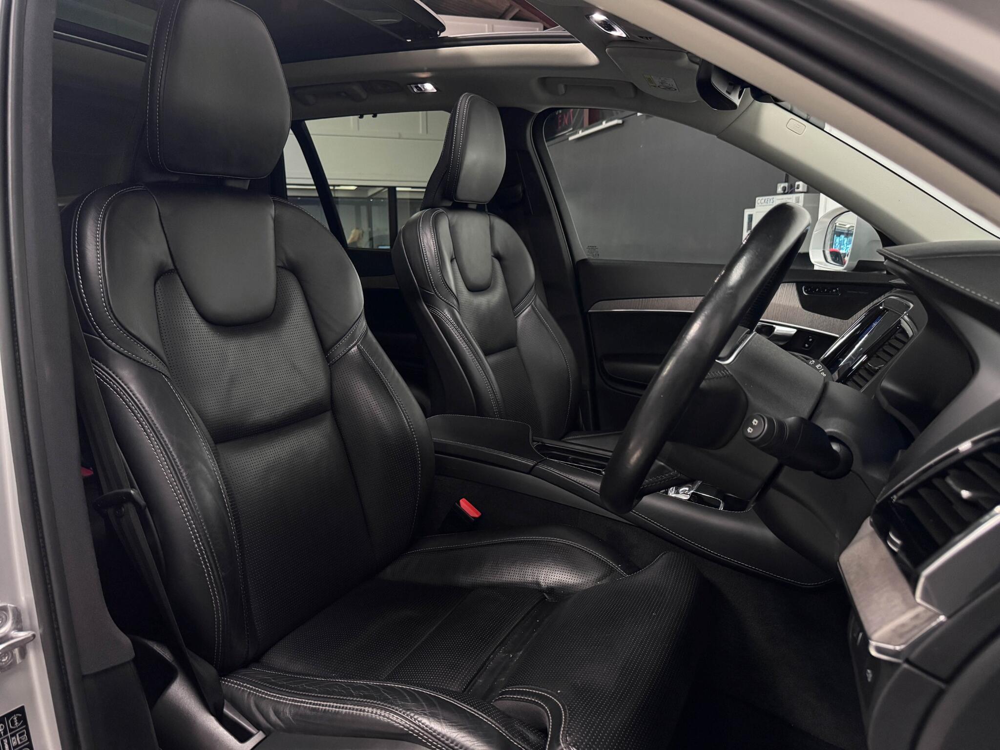 Volvo XC90 view 29