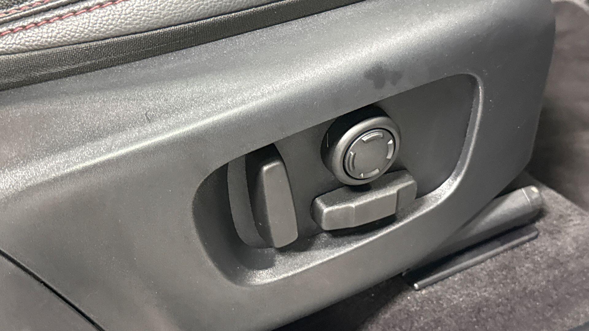 Land Rover Discovery Sport view 27