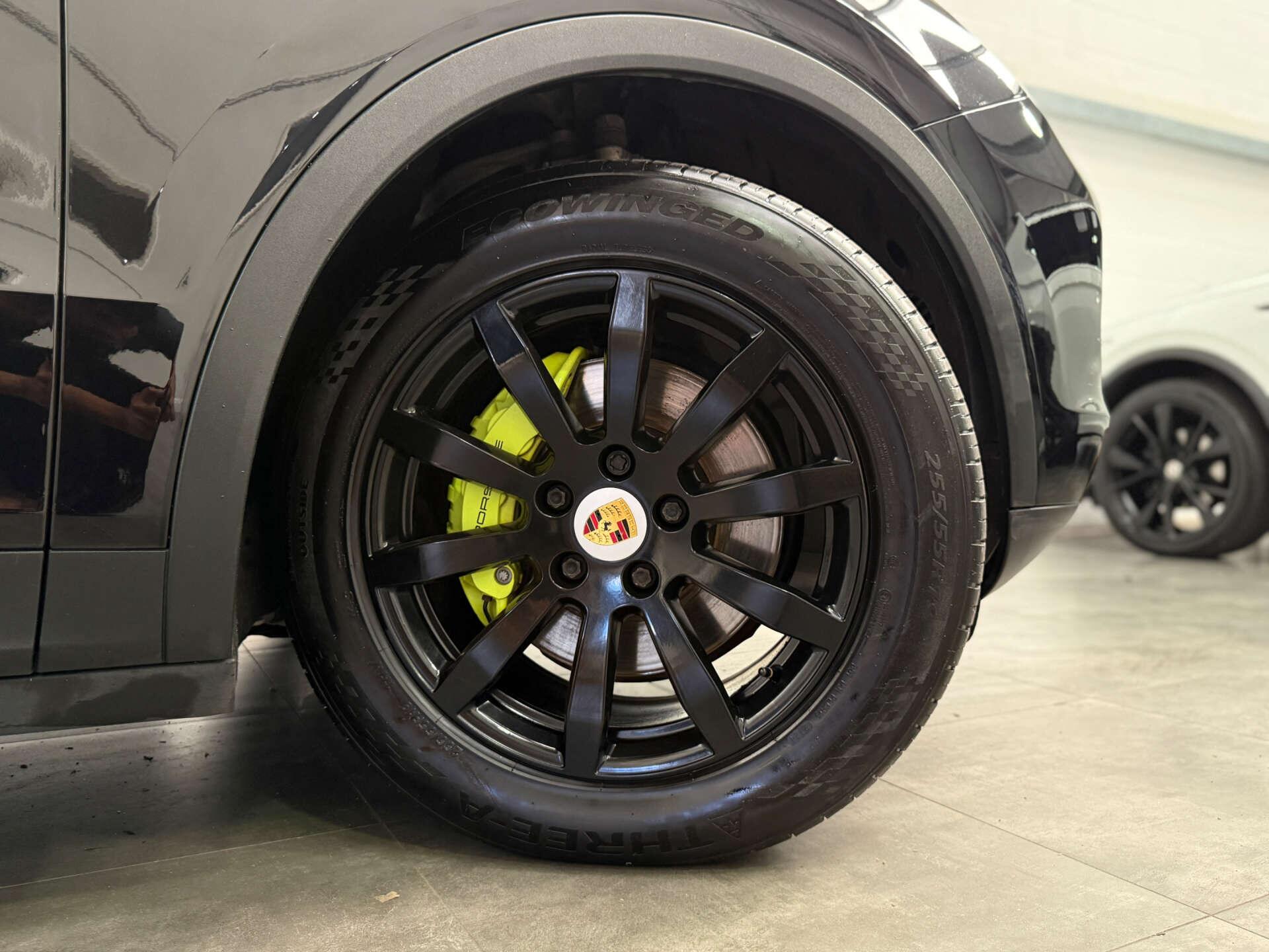 Porsche Cayenne view 25