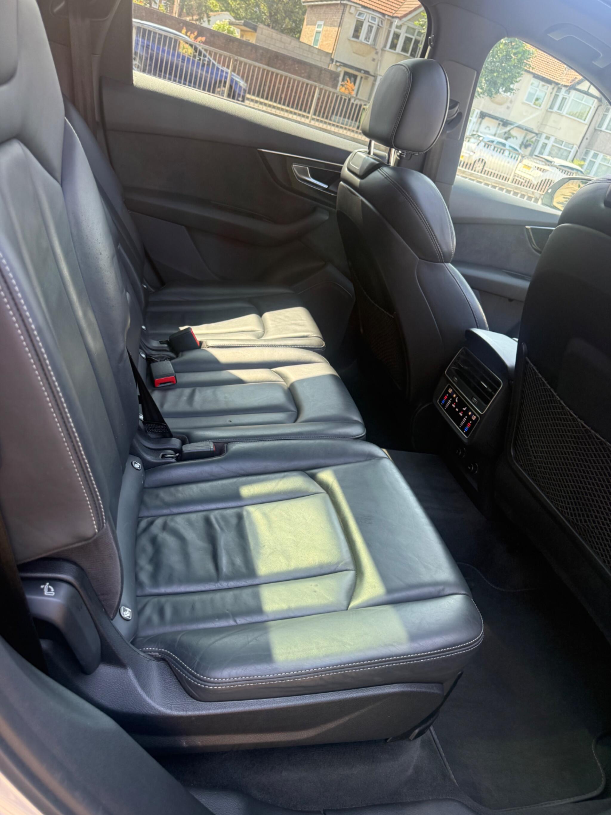 Audi Q7 view 9