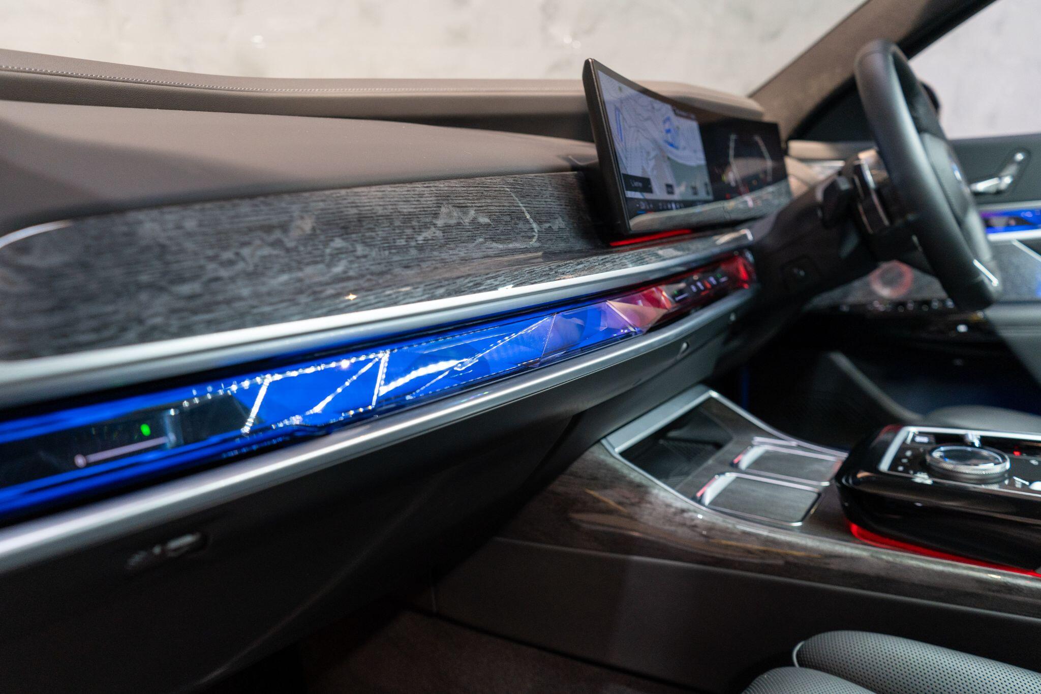 BMW 7 Series view 30