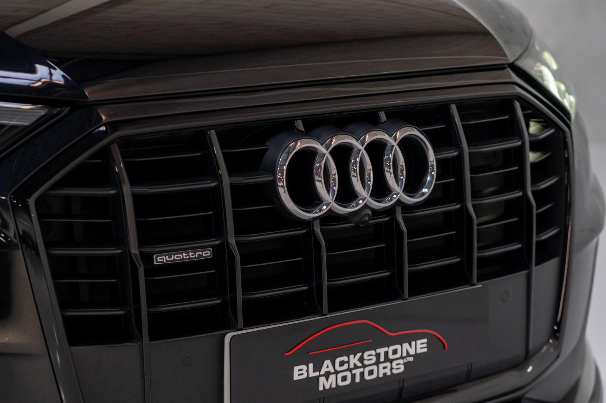 Audi Q7 view 32
