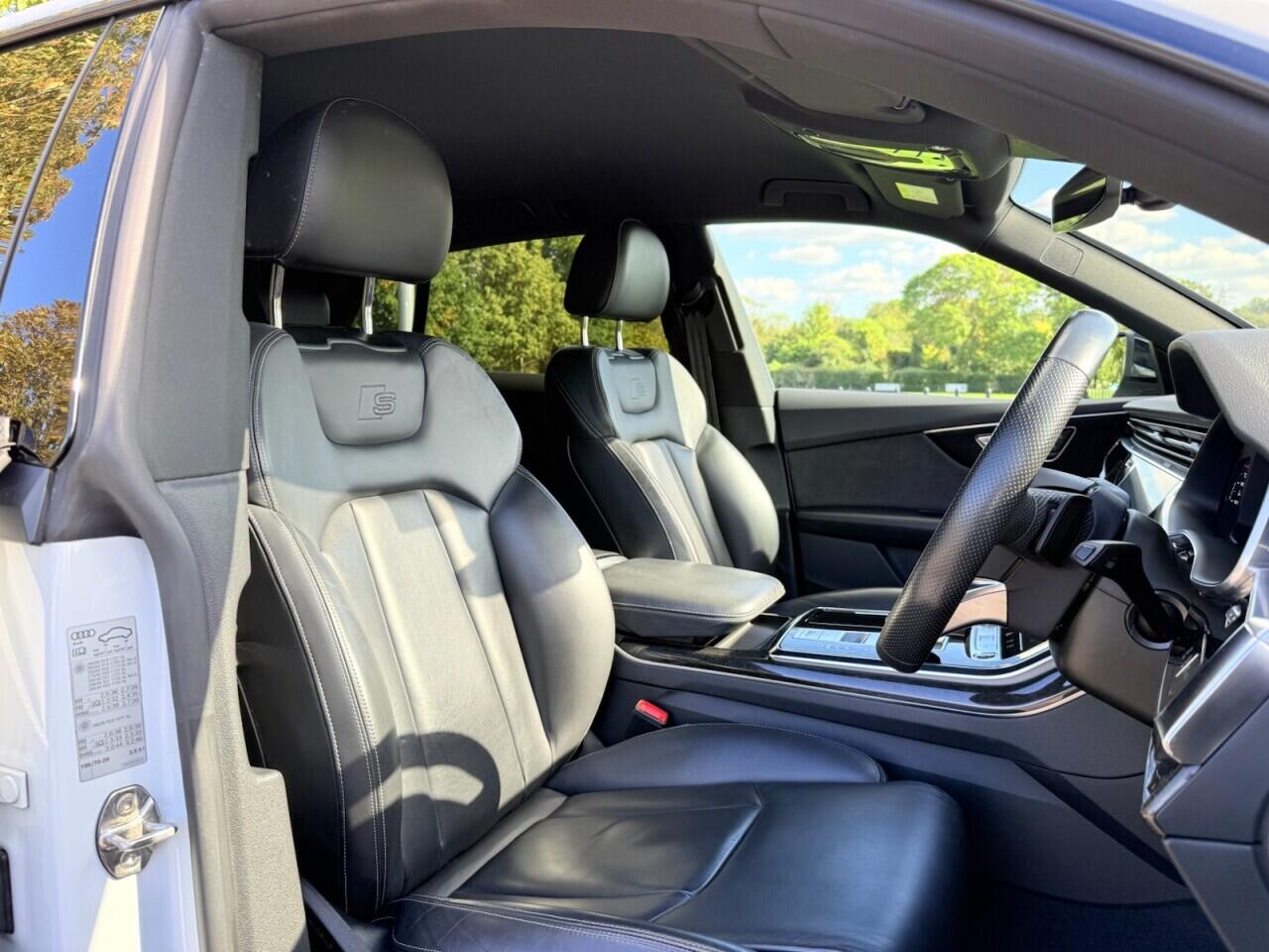 Audi Q8 view 37