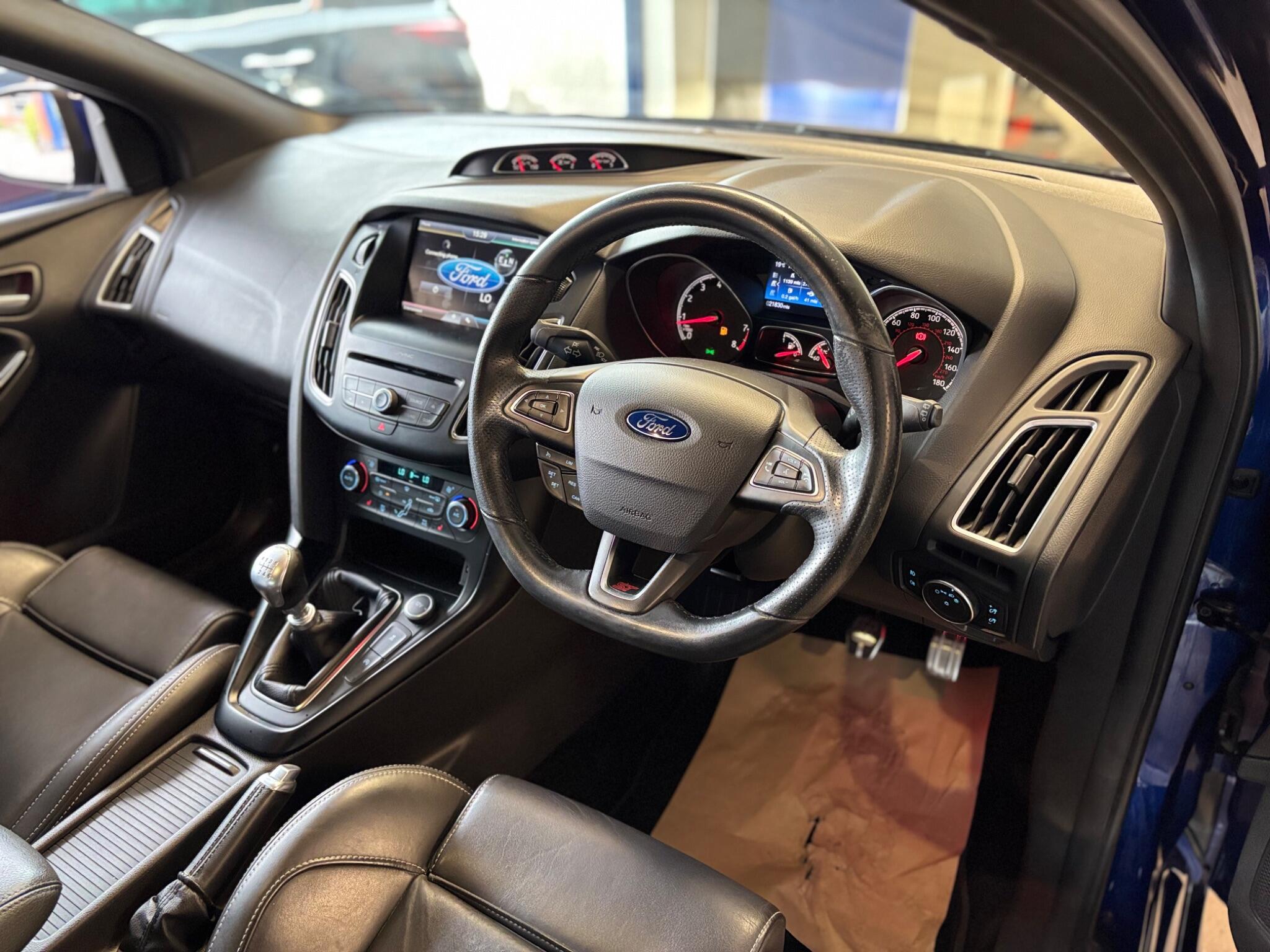 Ford Focus view 12