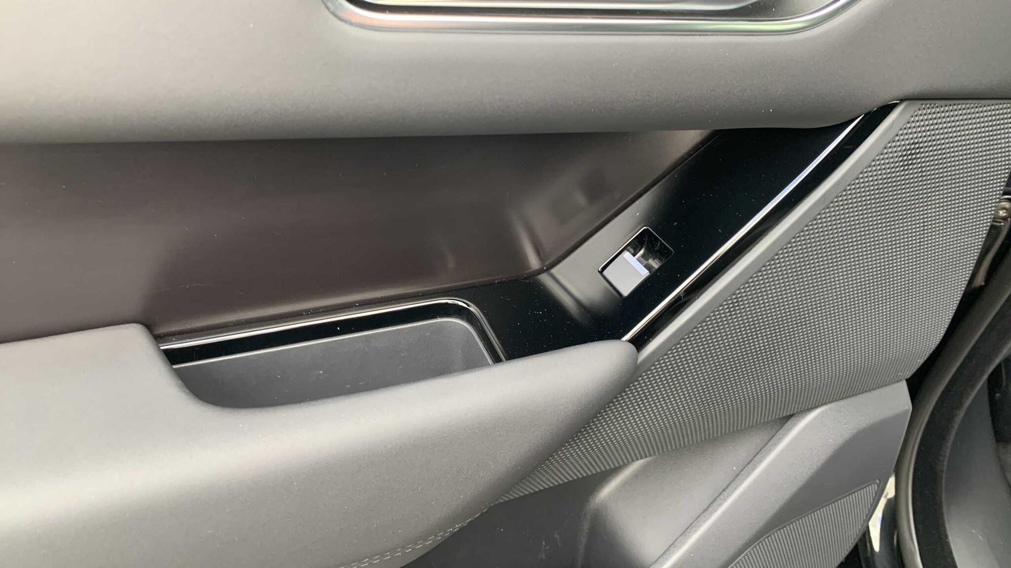 Land Rover Range Rover Velar view 31
