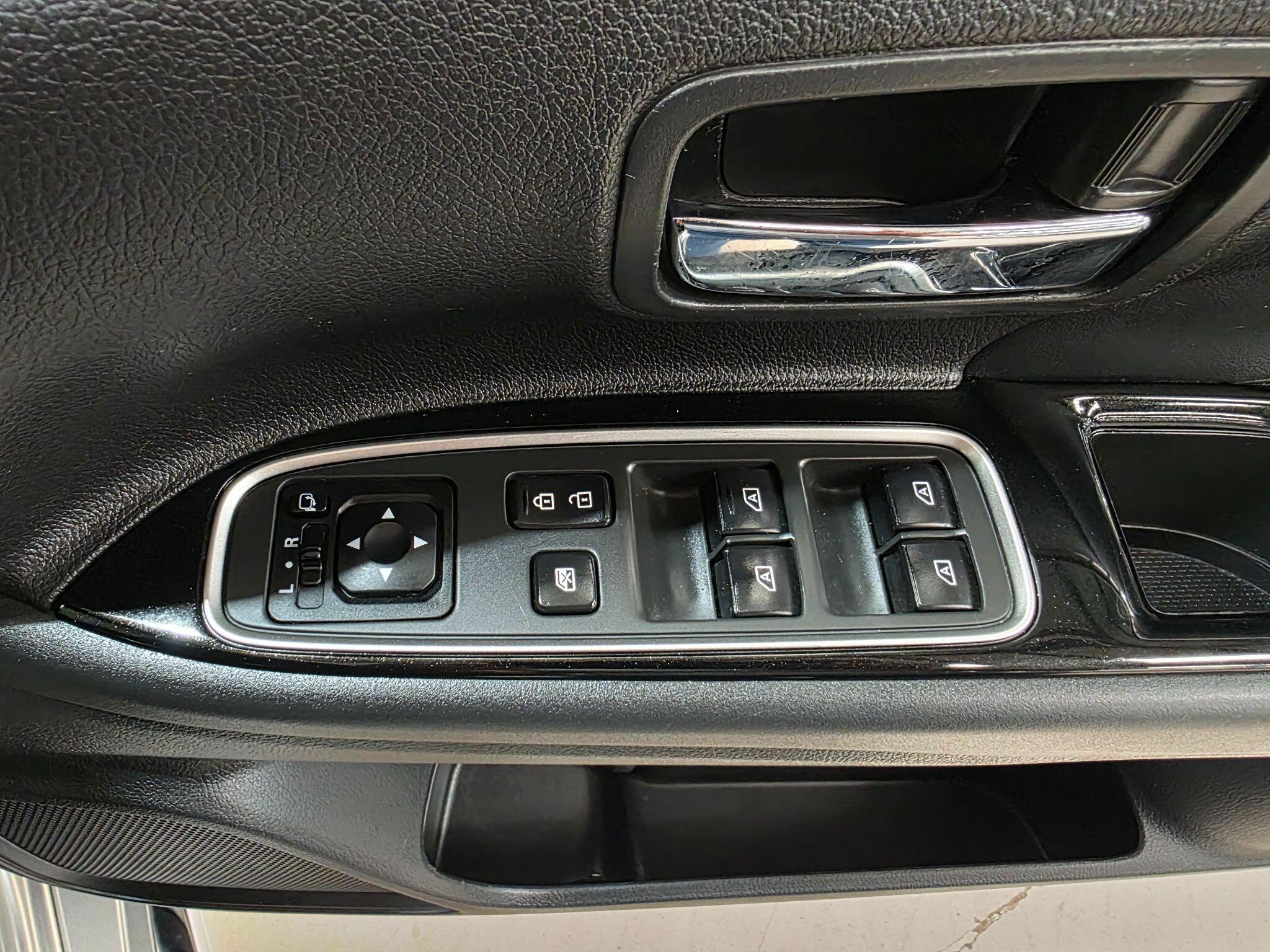 Mitsubishi Outlander view 13