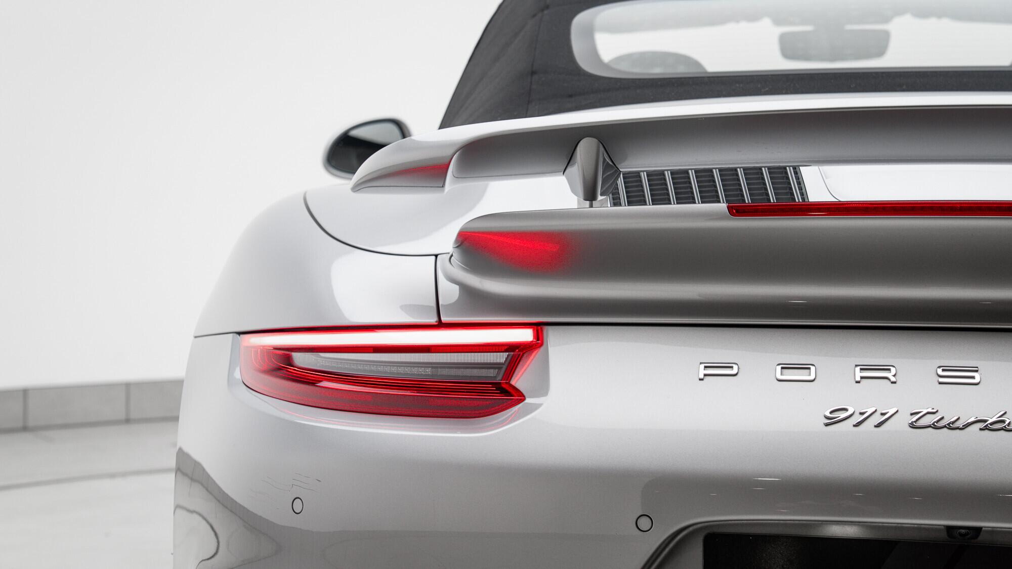 Porsche 911 view 9