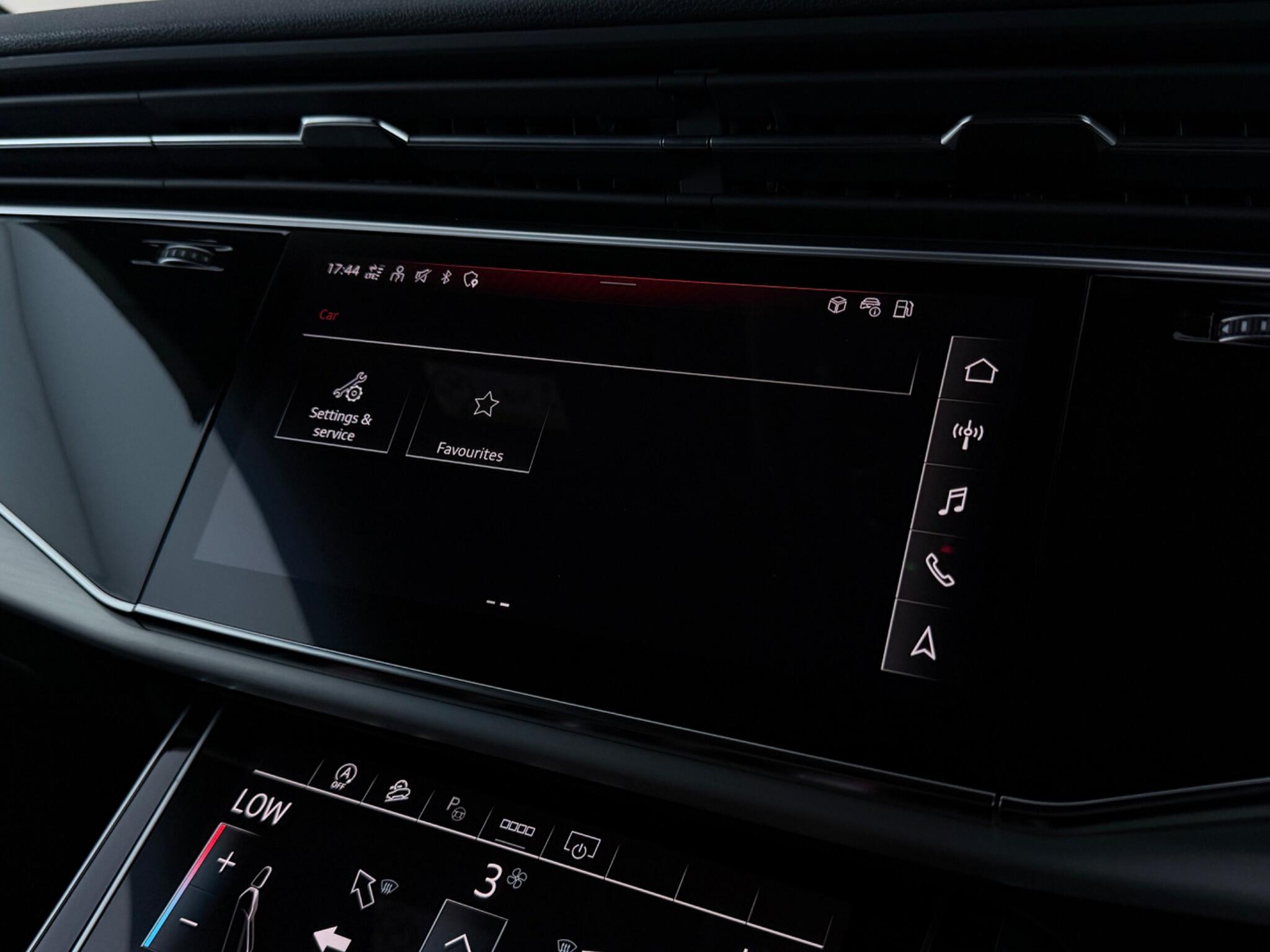 Audi Q8 view 29