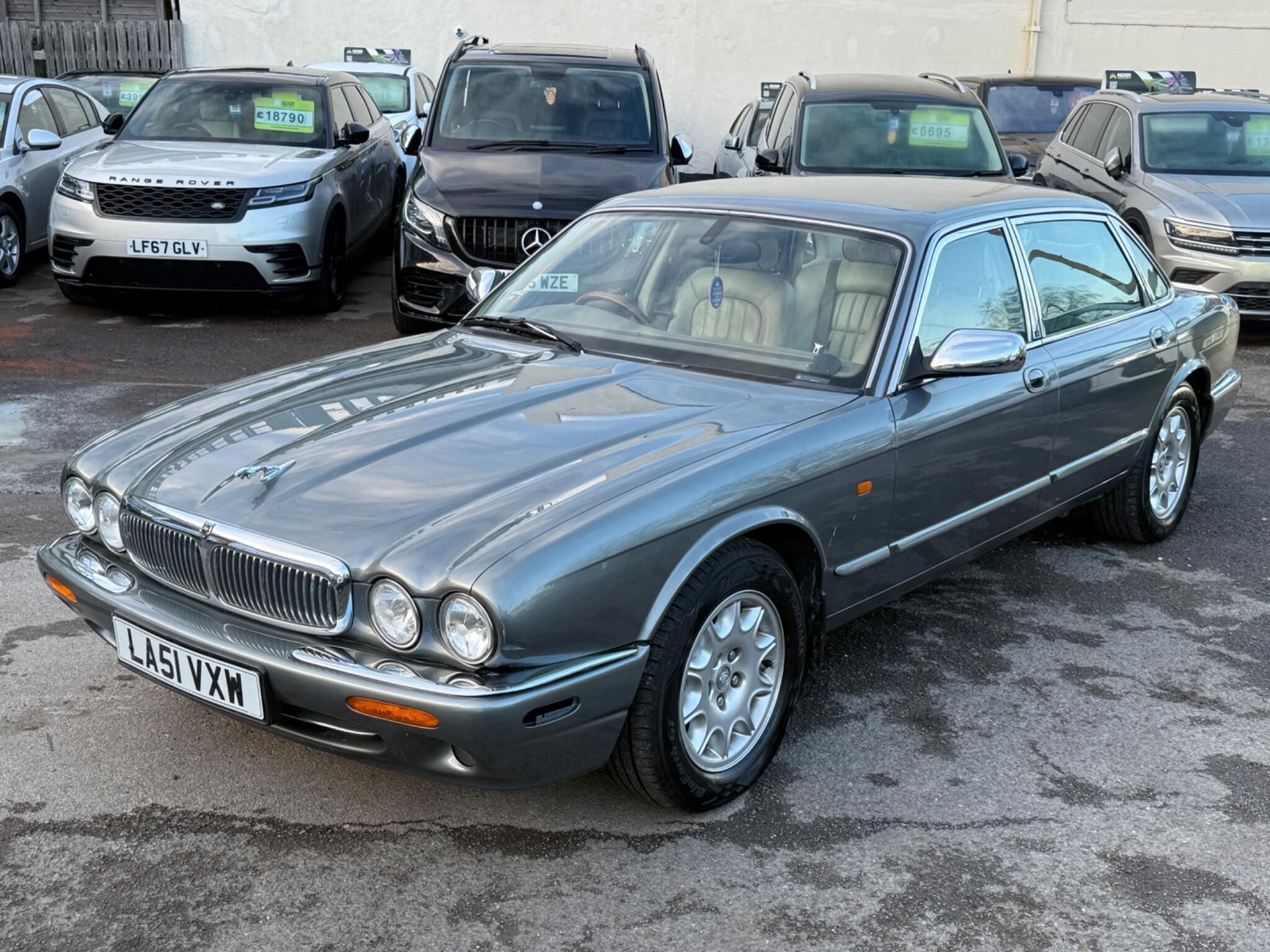 Jaguar XJ - Image 9