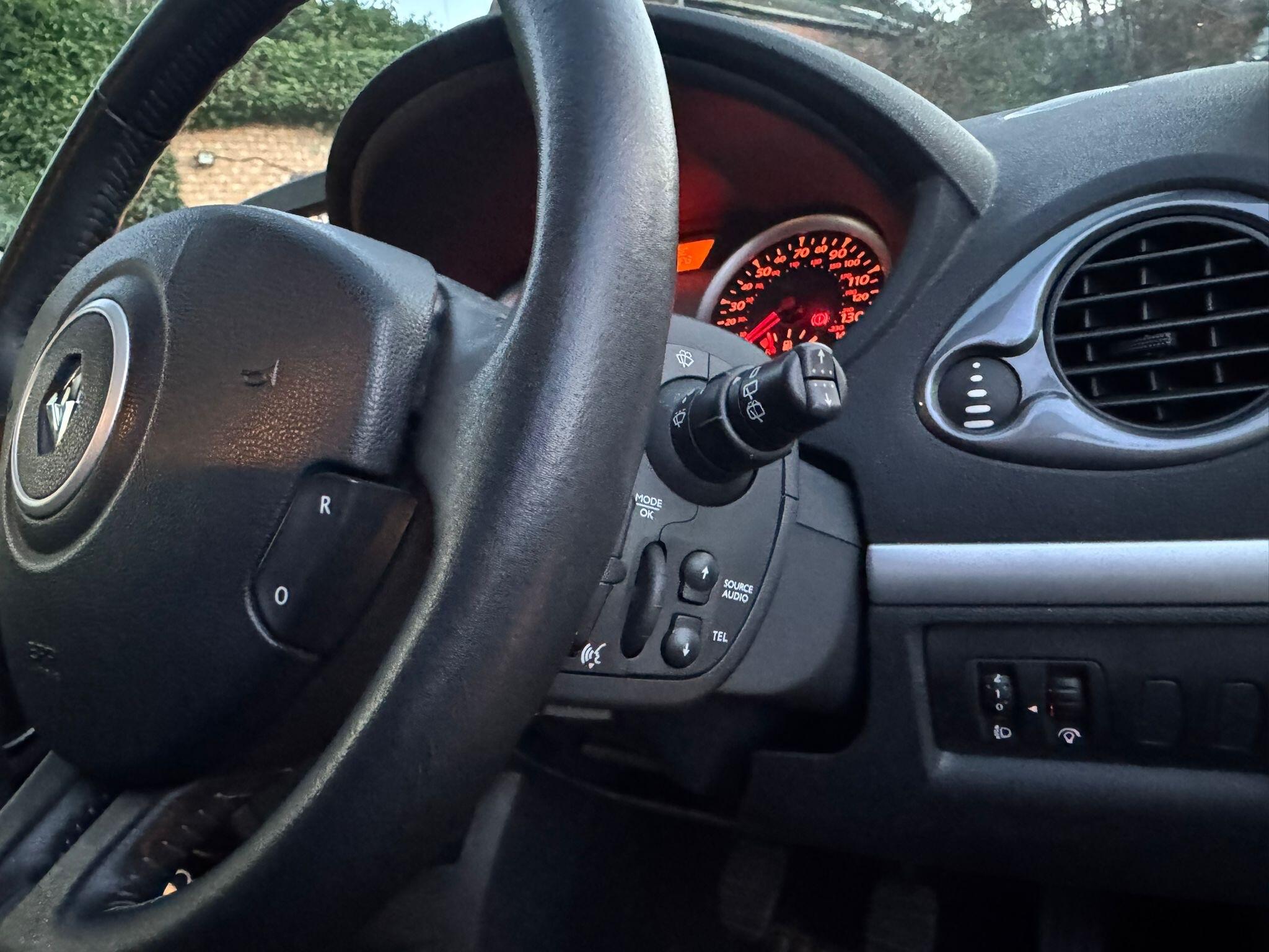 2010 Renault Clio image 23