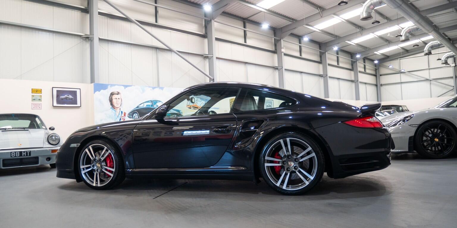 Porsche 911 view 7
