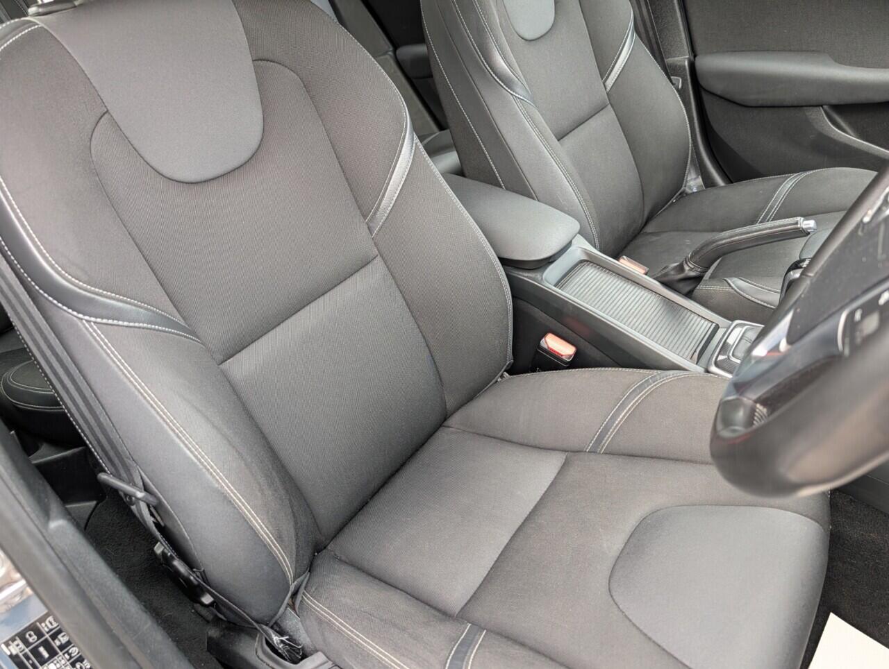 Volvo V40 view 22