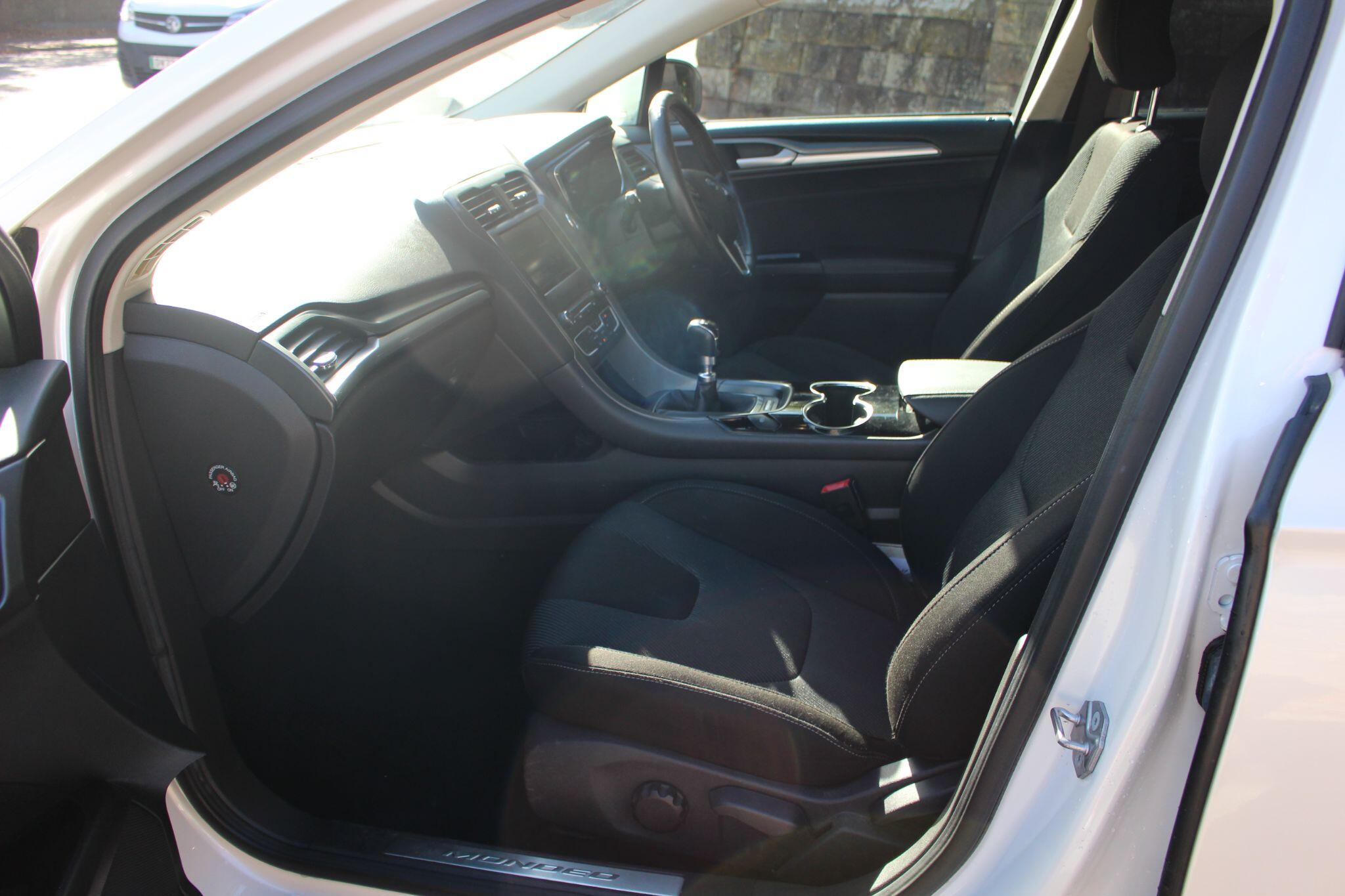 Ford Mondeo view 16