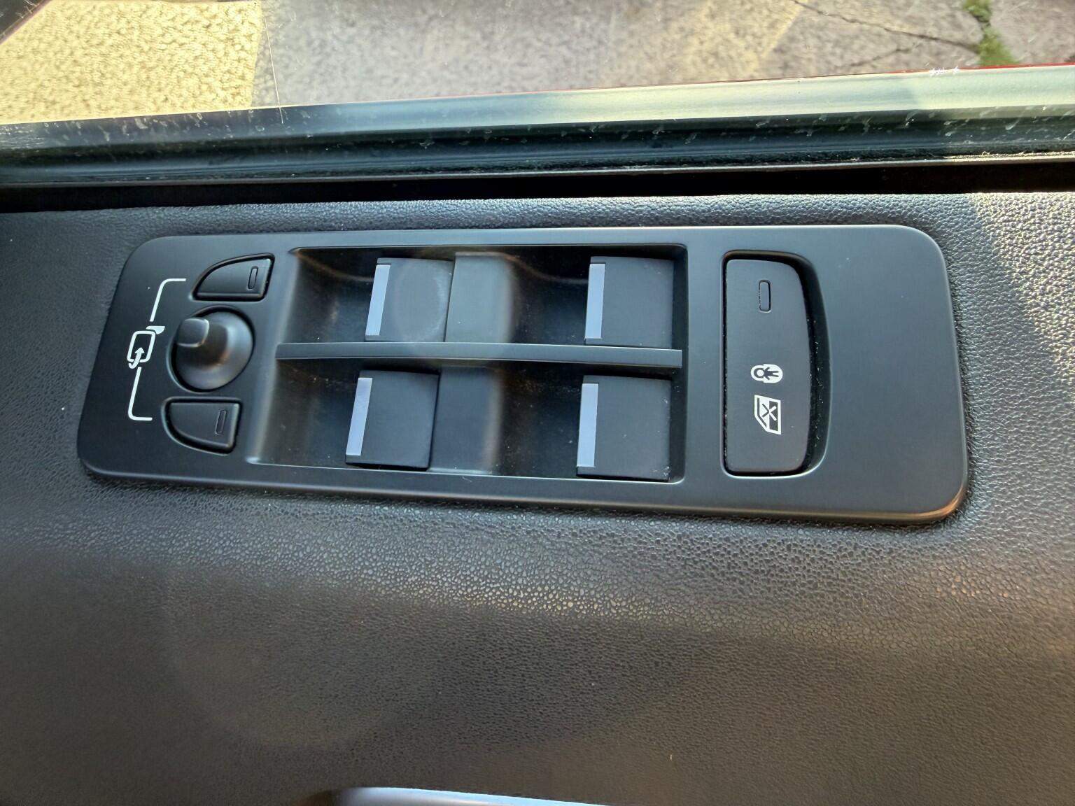 Land Rover Discovery Sport view 28