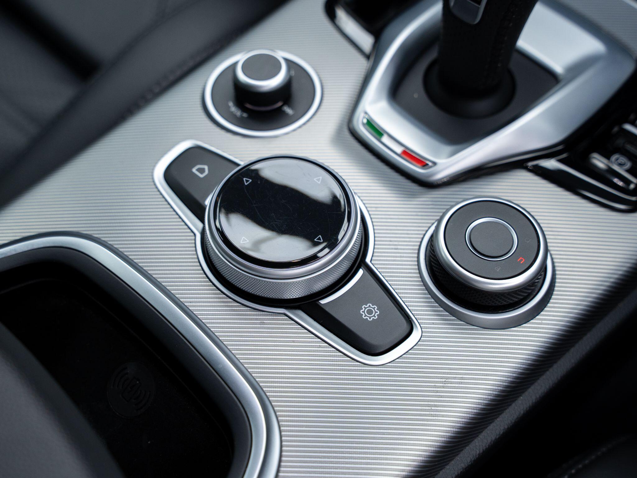 Alfa Romeo Stelvio view 28
