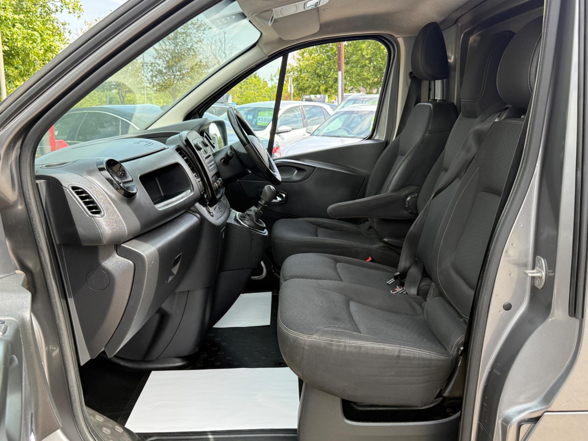 Vauxhall Vivaro - Image 21