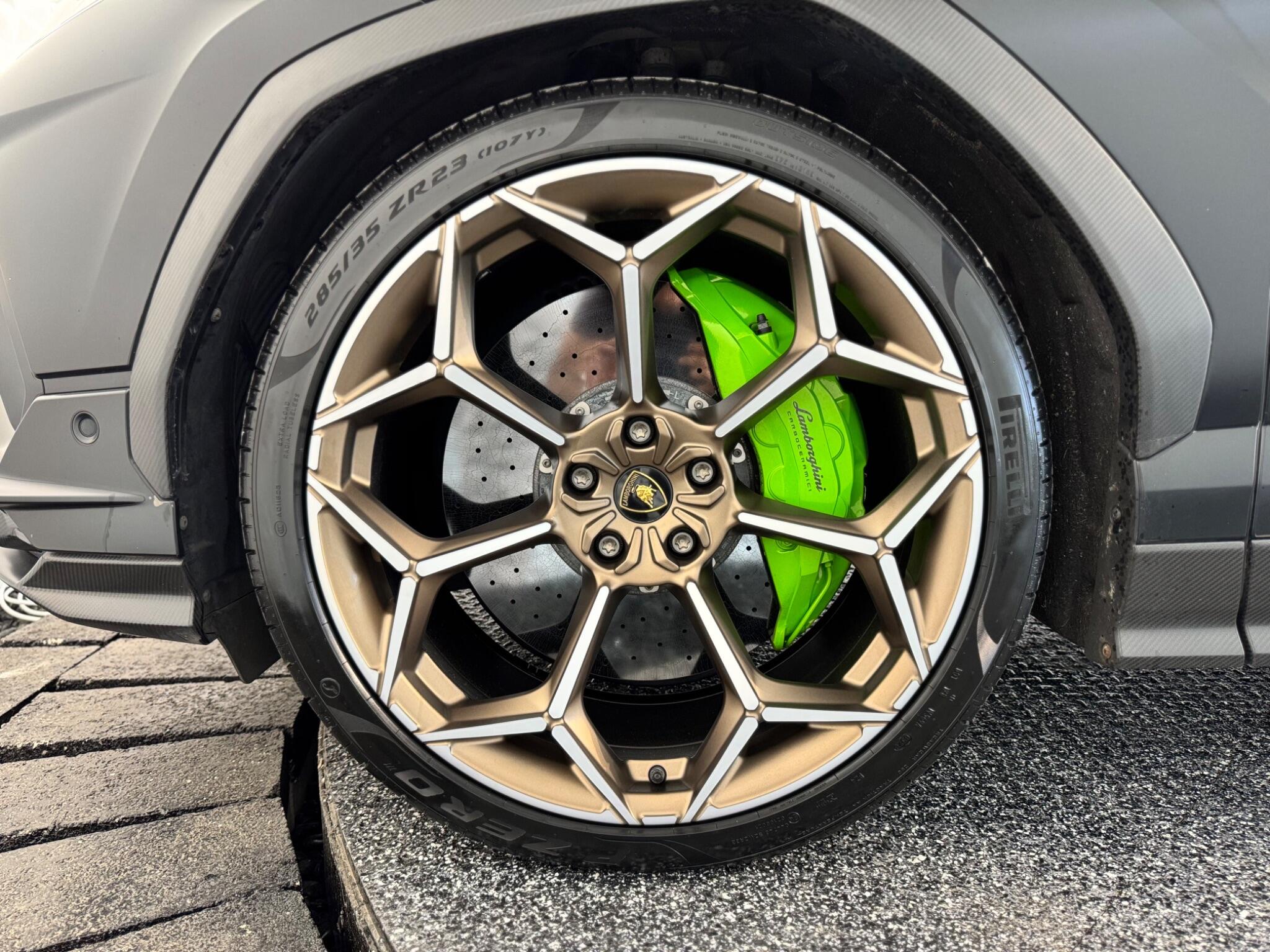 Lamborghini Urus view 29