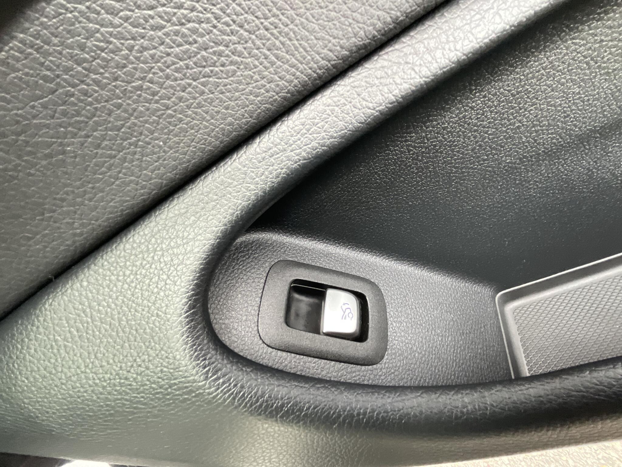Mercedes-Benz C-Class view 26