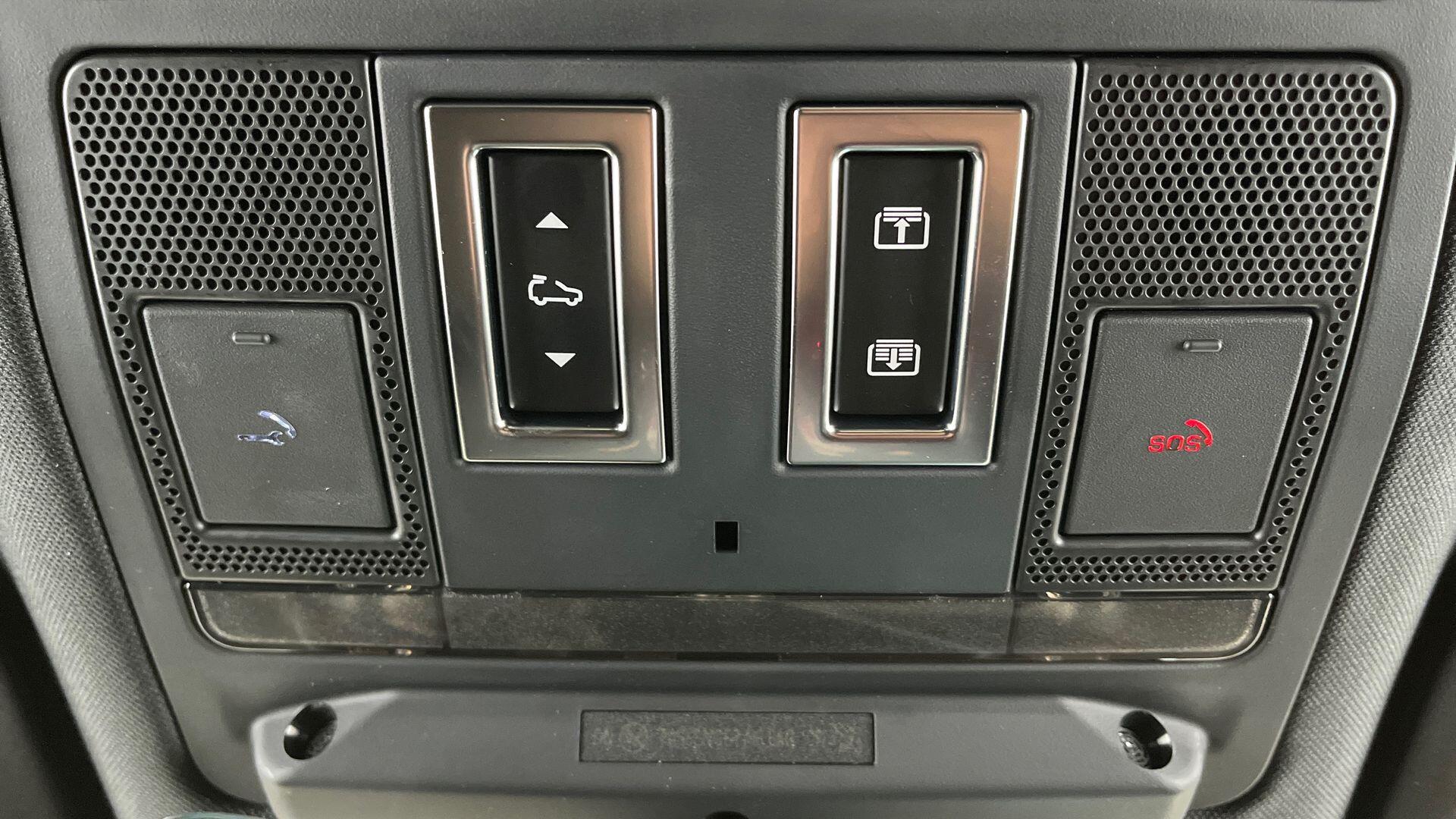 Land Rover Defender view 26