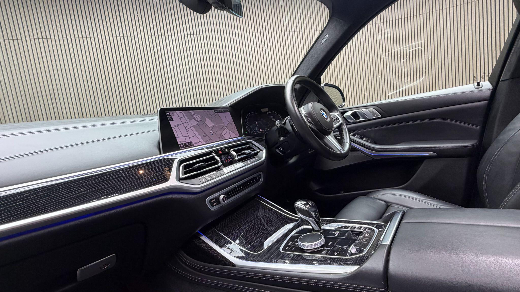 BMW X7 view 10