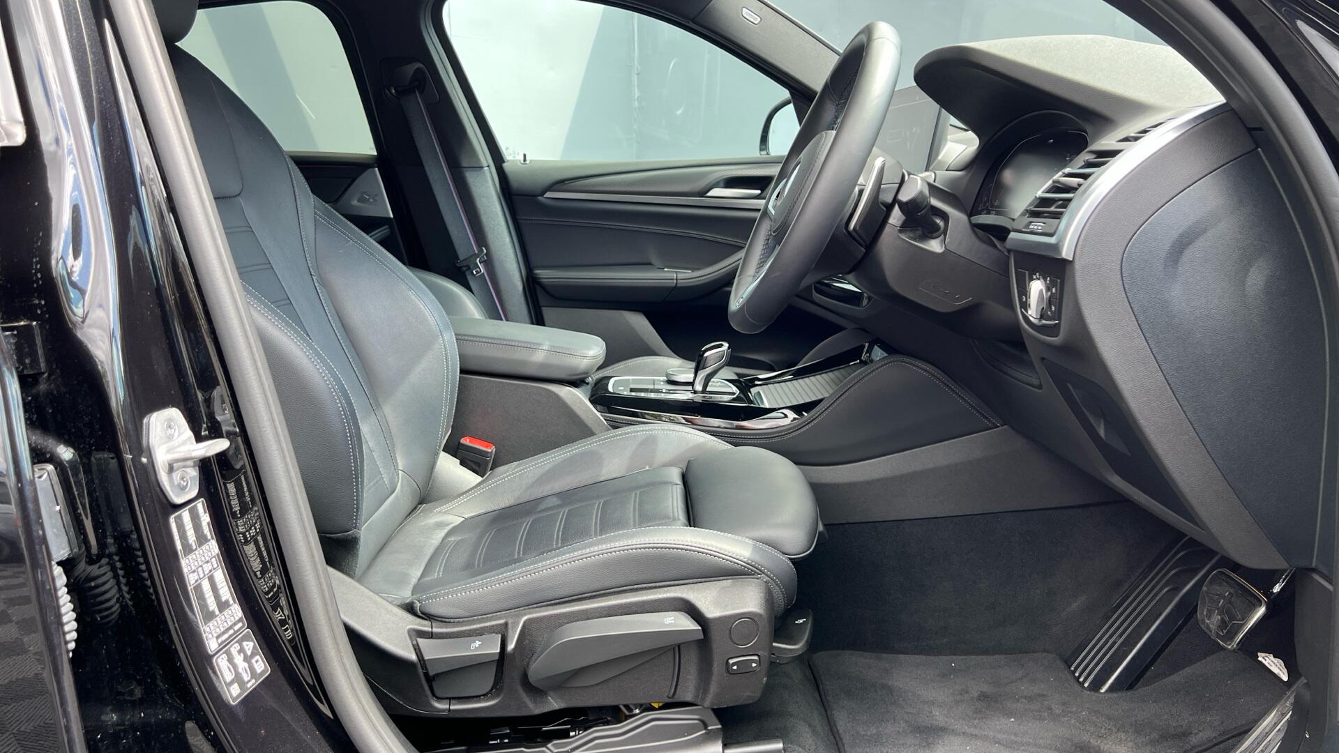 BMW X4 view 11