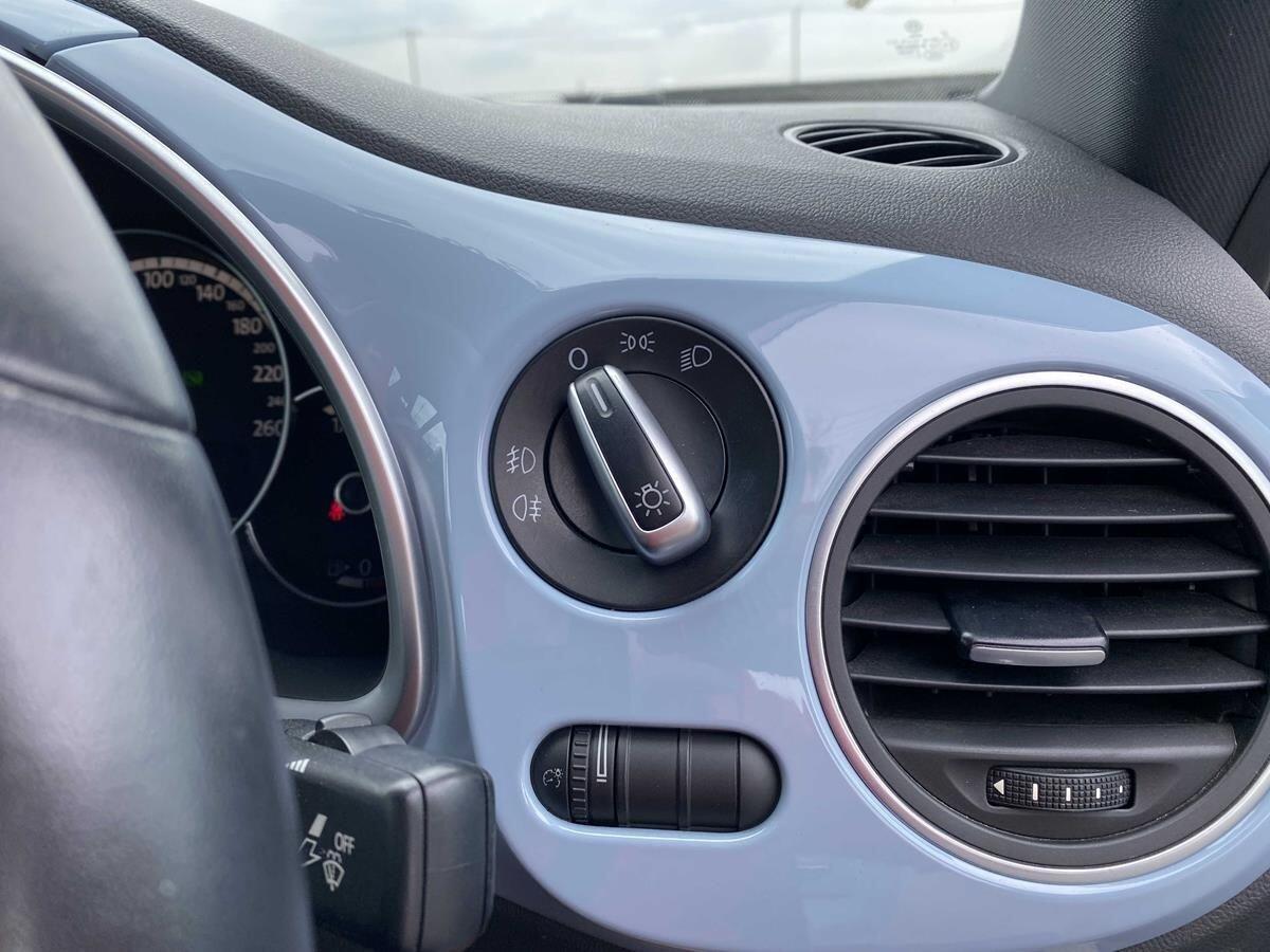 Volkswagen Beetle view 16