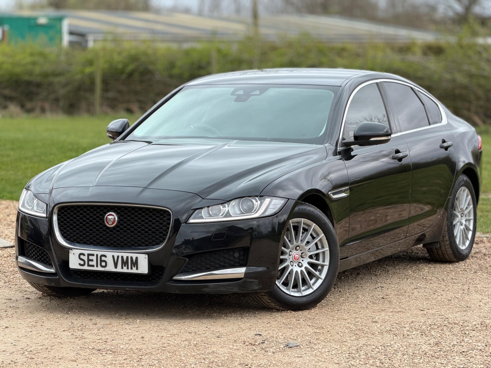 2016 Jaguar XF 2.0d Prestige Auto Euro 6 (s/s) 4dr image 4