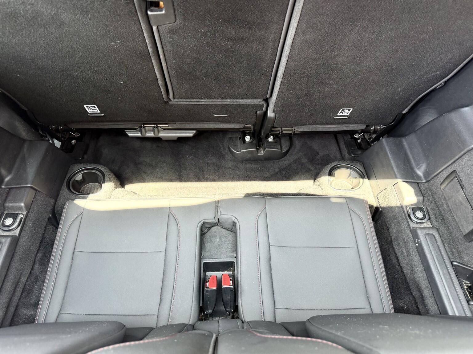 Land Rover Discovery Sport view 32