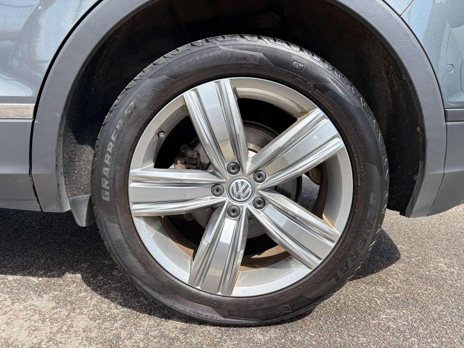 Volkswagen Tiguan view 12
