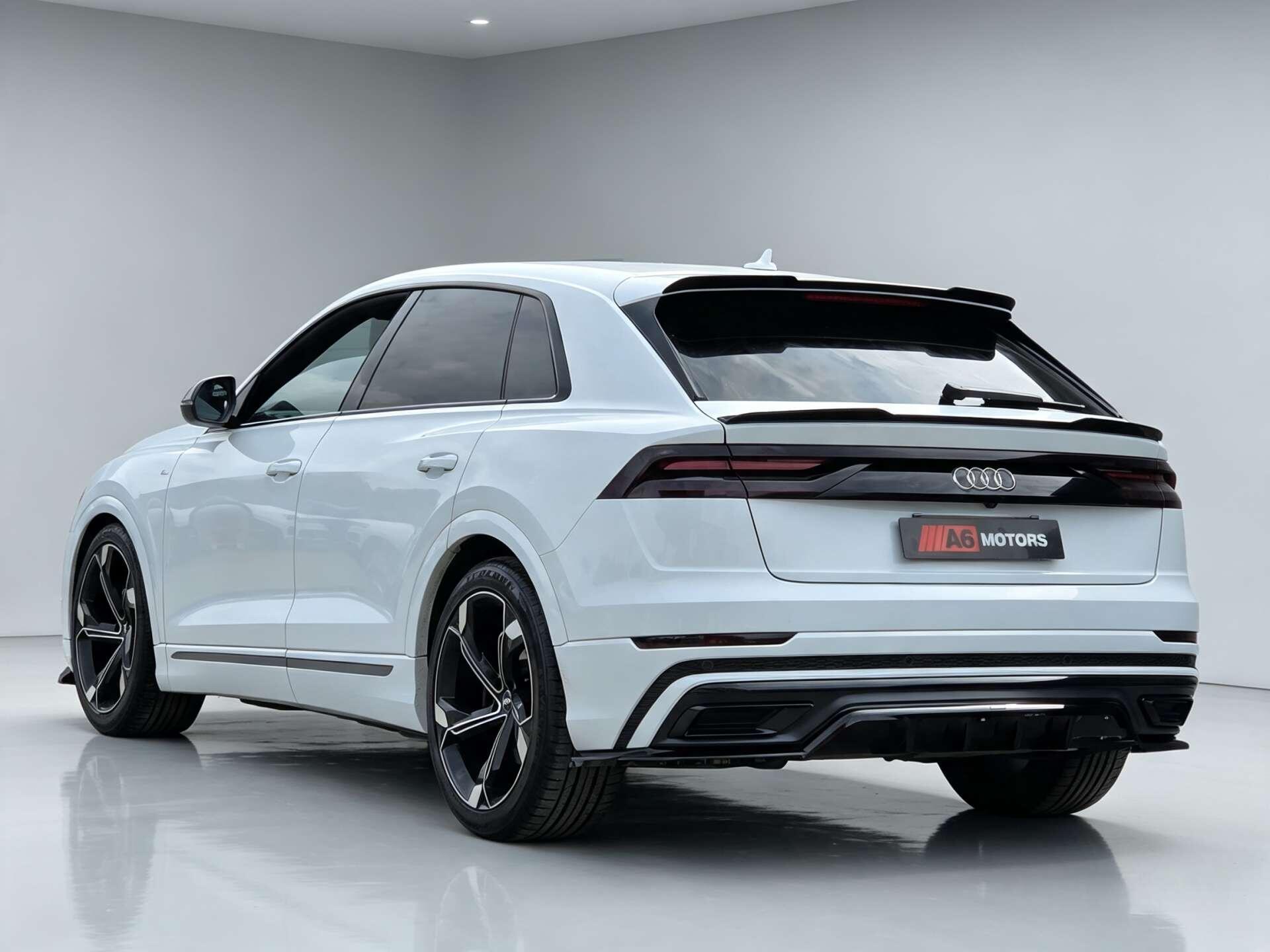 Audi Q8 view 8