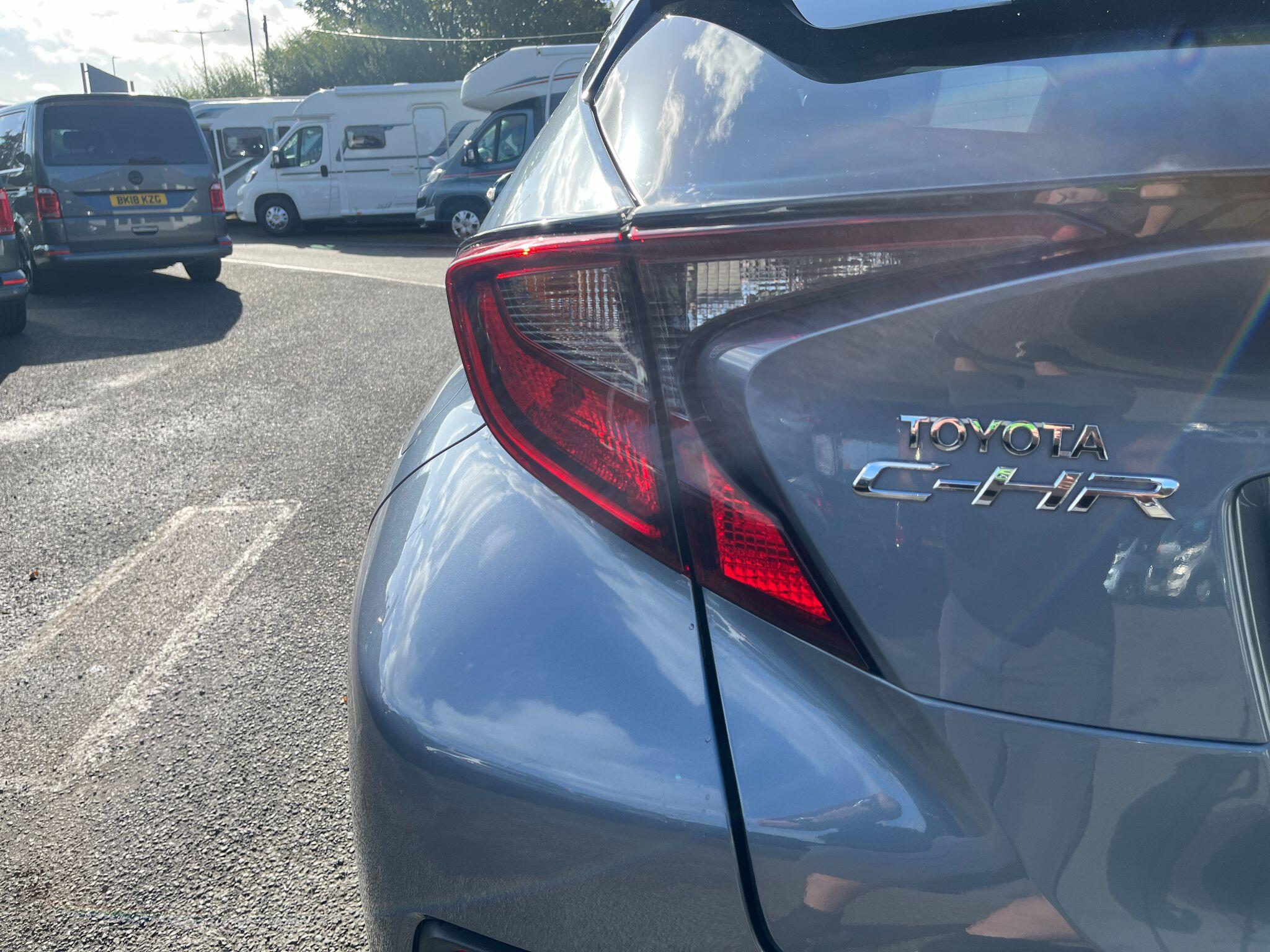 Toyota C-HR view 11