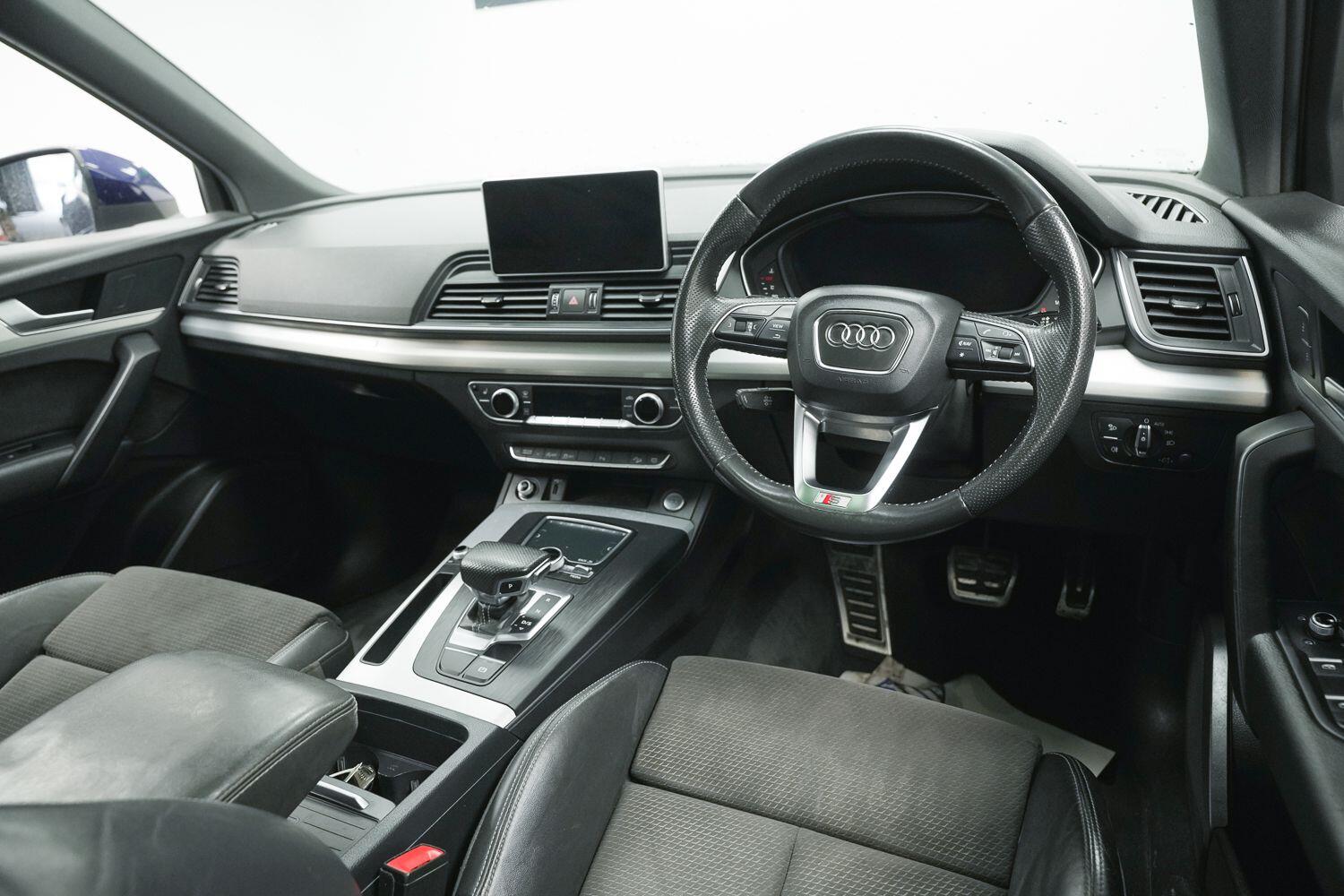 Audi Q5 view 11
